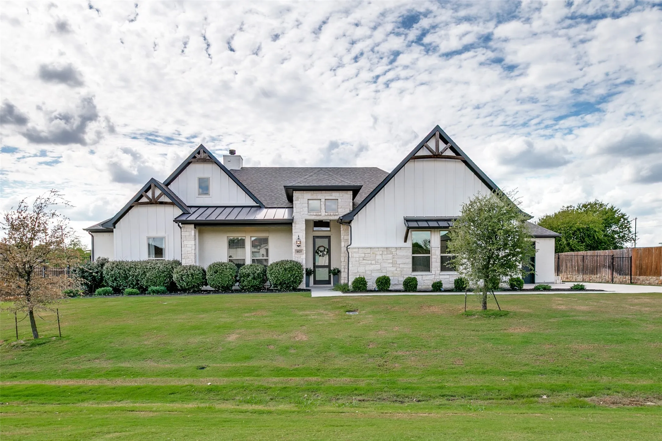 Single Family Residence For Sale in Parker County , 1025 Aledo Ridge Court, Fort Worth, Texas 76108, 5 Bedroom, 3 Bathroom, 3 Garage spaces, 3,221 Sqft, built in 2021, mls#21403075, Real Estate Agent in Fort Worth, Homes For Sale in Parker county, Homes For Sale in Fort Worth, Realtor in Fort Worth Texas, Real Estate Brokerage Independent Realty Texas, Luminita Cordes Realtor