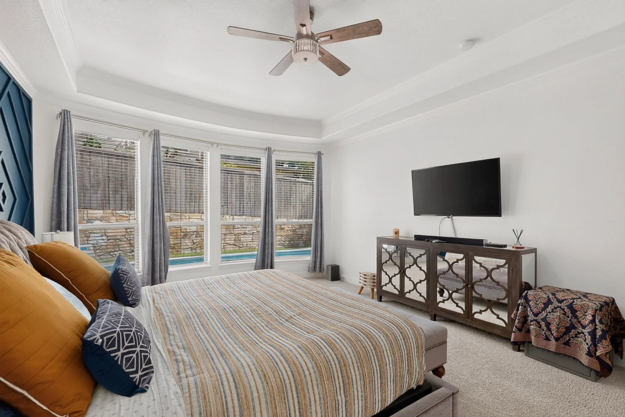 Tray ceiling with recessed lighting