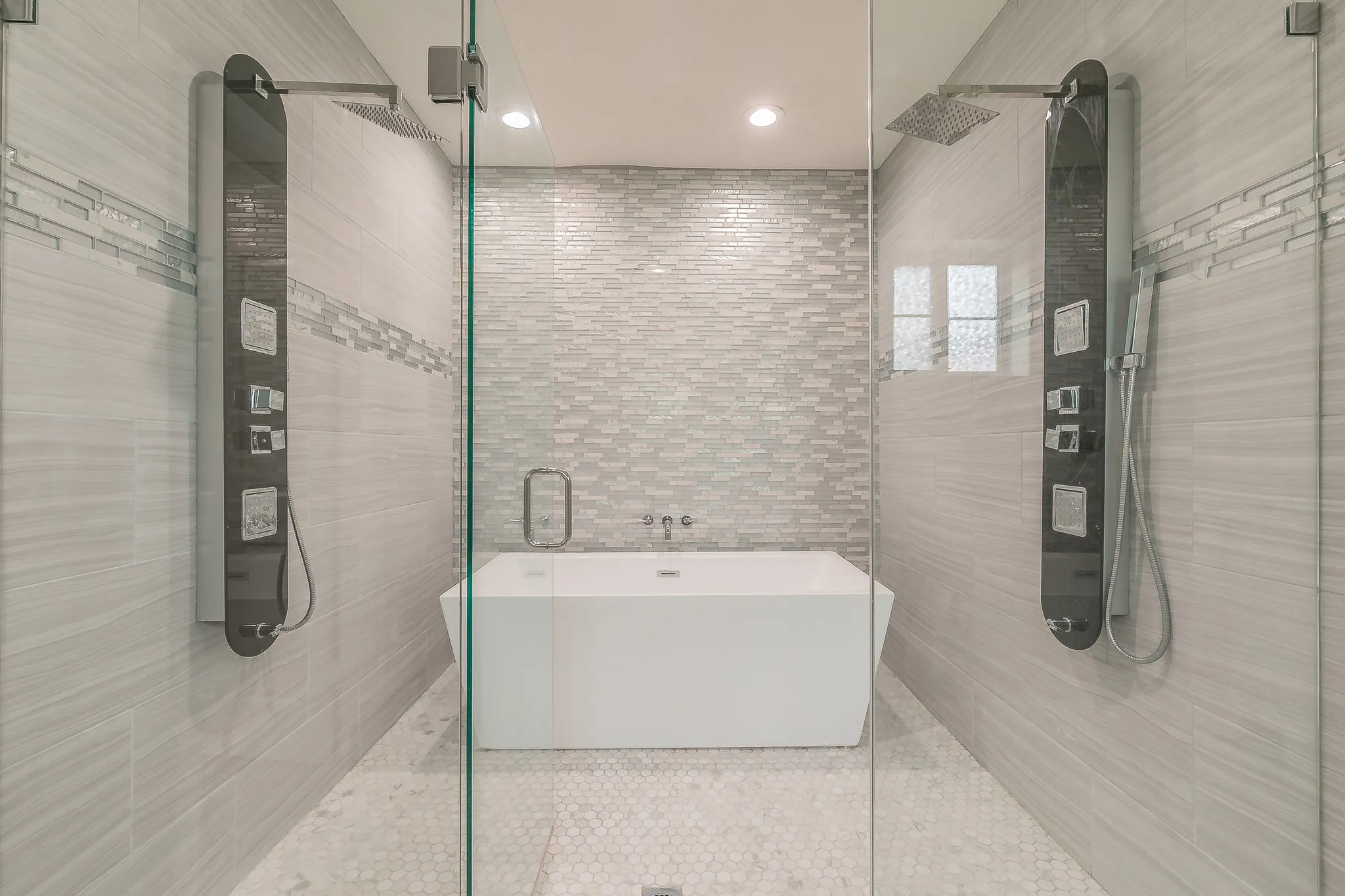 Single Family Residence For Rent in Tarrant County , 3909 Trail Lake Drive, Fort Worth, Texas 76109, 5 Bedroom, 4 Bathroom, 3 Garage spaces, 3,042 Sqft, built in 1949, mls#21404465, Real Estate Agent in Fort Worth, Homes For Rent in Tarrant county, Homes For Rent in Fort Worth, Realtor in Fort Worth Texas, Real Estate Brokerage Independent Realty Texas, Luminita Cordes Realtor