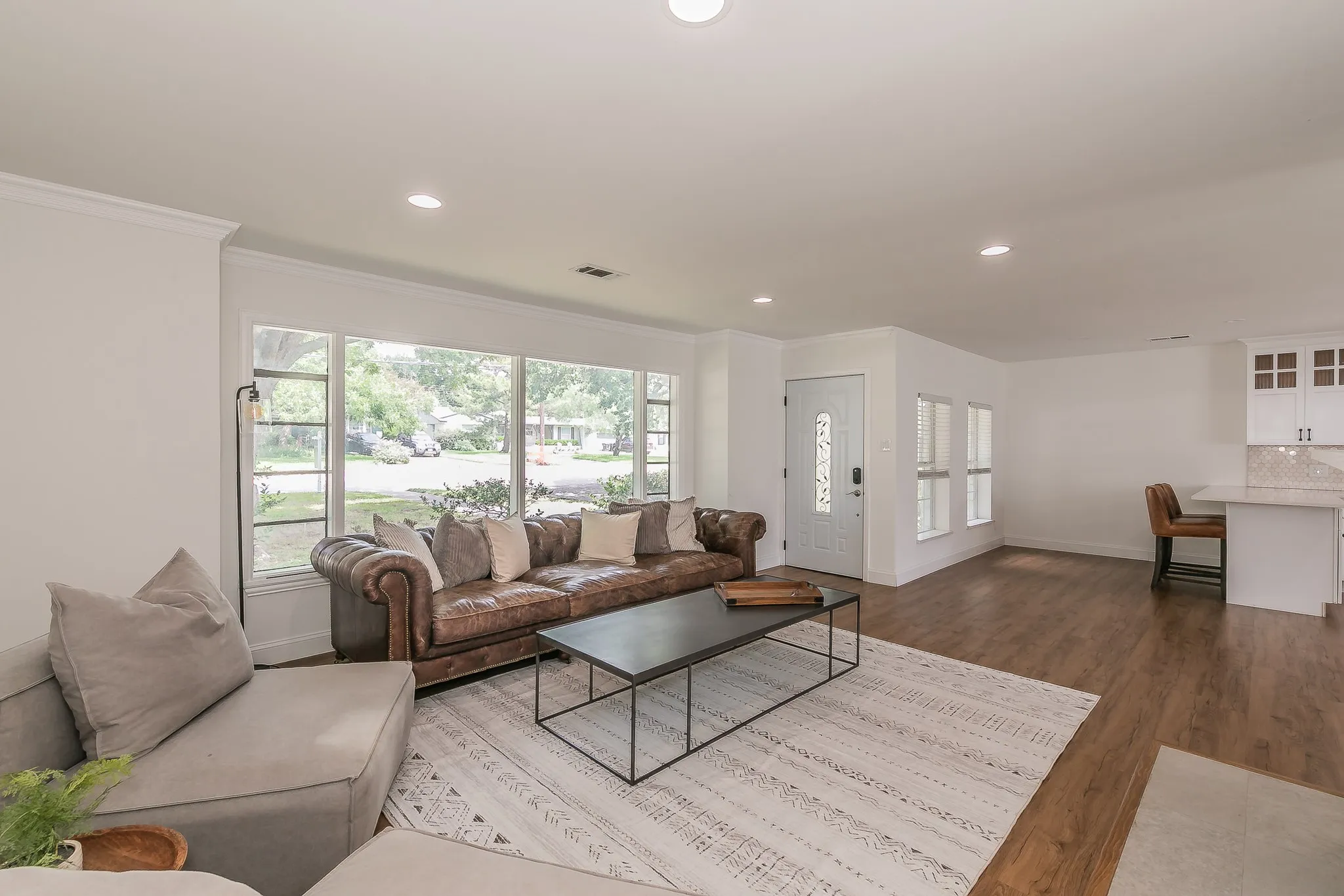 Single Family Residence For Rent in Tarrant County , 3909 Trail Lake Drive, Fort Worth, Texas 76109, 5 Bedroom, 4 Bathroom, 3 Garage spaces, 3,042 Sqft, built in 1949, mls#21404465, Real Estate Agent in Fort Worth, Homes For Rent in Tarrant county, Homes For Rent in Fort Worth, Realtor in Fort Worth Texas, Real Estate Brokerage Independent Realty Texas, Luminita Cordes Realtor