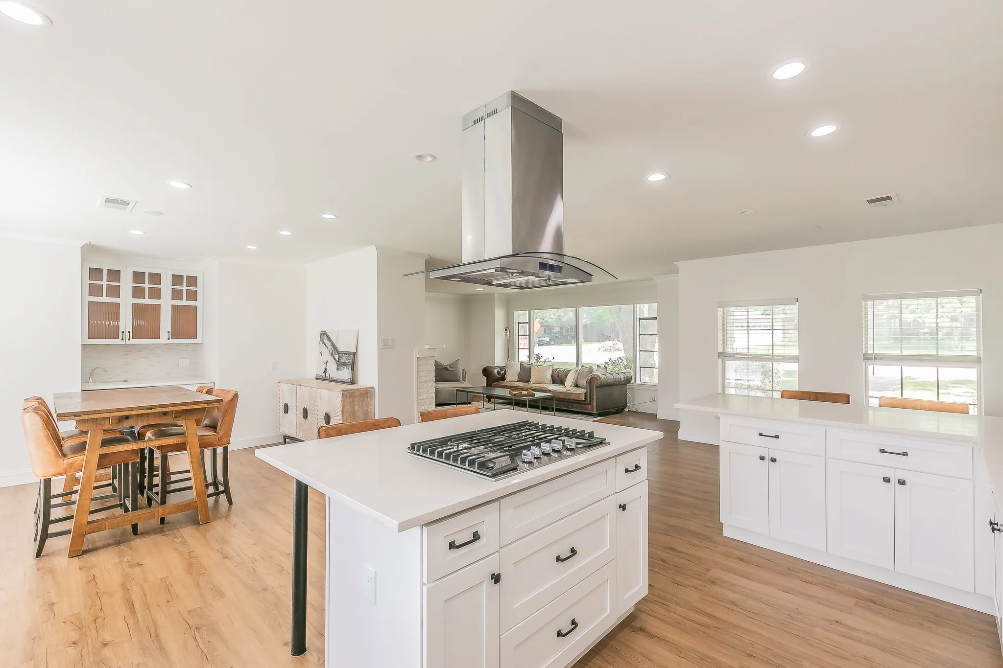 Single Family Residence For Rent in Tarrant County , 3909 Trail Lake Drive, Fort Worth, Texas 76109, 5 Bedroom, 4 Bathroom, 3 Garage spaces, 3,042 Sqft, built in 1949, mls#21404465, Real Estate Agent in Fort Worth, Homes For Rent in Tarrant county, Homes For Rent in Fort Worth, Realtor in Fort Worth Texas, Real Estate Brokerage Independent Realty Texas, Luminita Cordes Realtor
