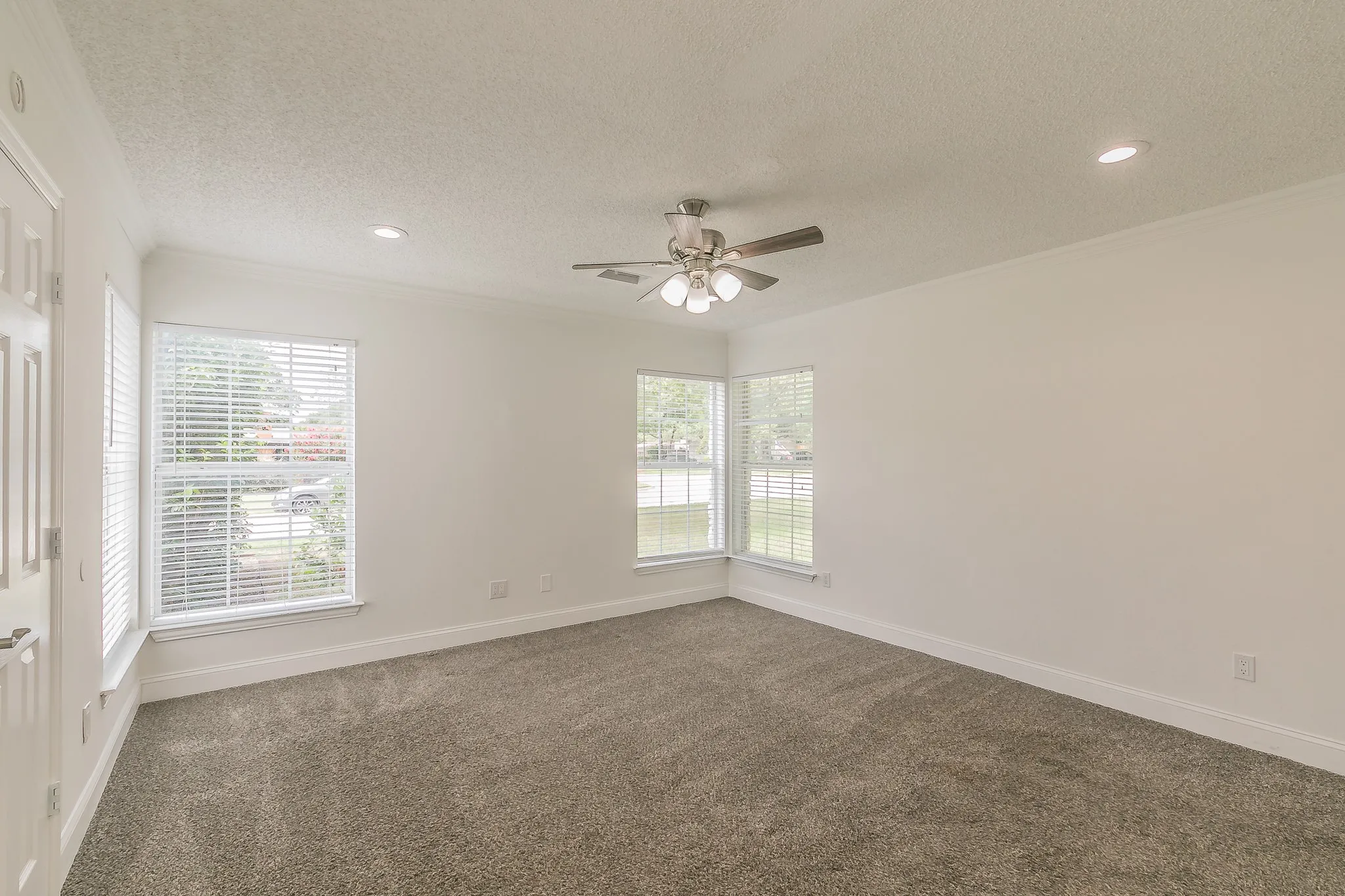 Single Family Residence For Rent in Tarrant County , 3909 Trail Lake Drive, Fort Worth, Texas 76109, 5 Bedroom, 4 Bathroom, 3 Garage spaces, 3,042 Sqft, built in 1949, mls#21404465, Real Estate Agent in Fort Worth, Homes For Rent in Tarrant county, Homes For Rent in Fort Worth, Realtor in Fort Worth Texas, Real Estate Brokerage Independent Realty Texas, Luminita Cordes Realtor