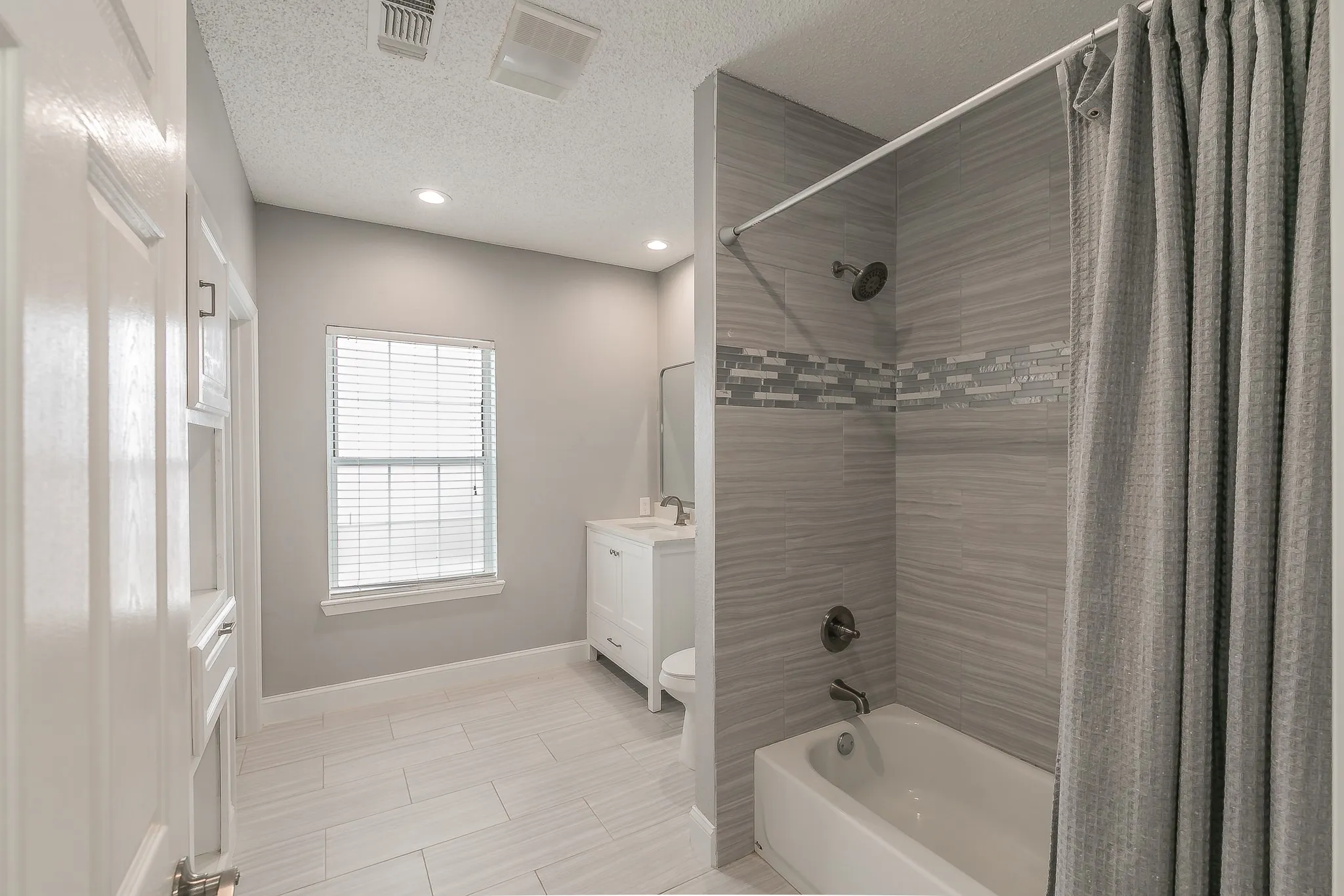 Single Family Residence For Rent in Tarrant County , 3909 Trail Lake Drive, Fort Worth, Texas 76109, 5 Bedroom, 4 Bathroom, 3 Garage spaces, 3,042 Sqft, built in 1949, mls#21404465, Real Estate Agent in Fort Worth, Homes For Rent in Tarrant county, Homes For Rent in Fort Worth, Realtor in Fort Worth Texas, Real Estate Brokerage Independent Realty Texas, Luminita Cordes Realtor