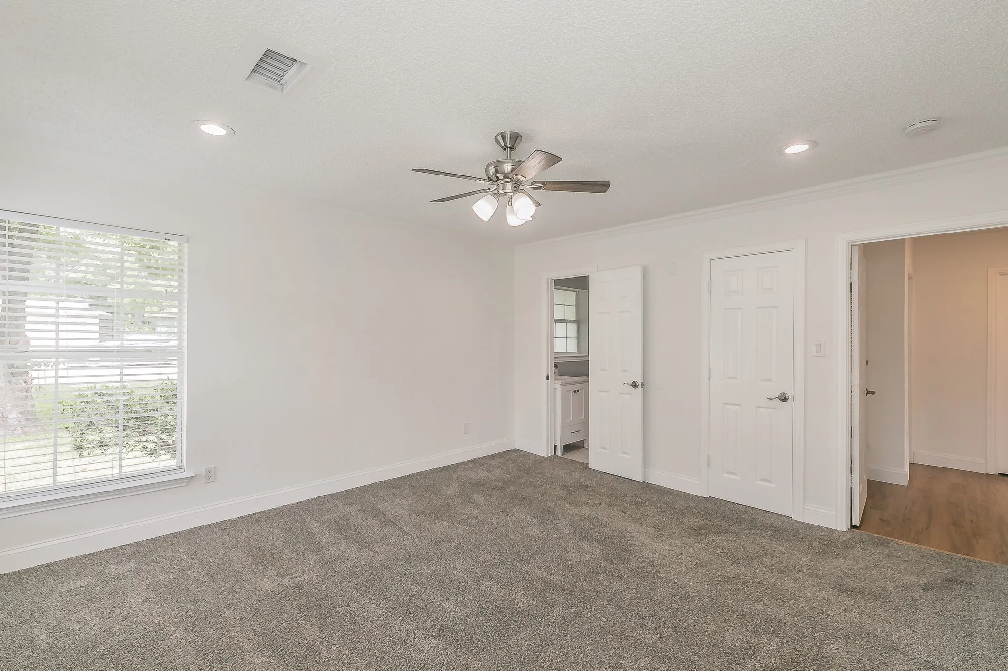 Single Family Residence For Rent in Tarrant County , 3909 Trail Lake Drive, Fort Worth, Texas 76109, 5 Bedroom, 4 Bathroom, 3 Garage spaces, 3,042 Sqft, built in 1949, mls#21404465, Real Estate Agent in Fort Worth, Homes For Rent in Tarrant county, Homes For Rent in Fort Worth, Realtor in Fort Worth Texas, Real Estate Brokerage Independent Realty Texas, Luminita Cordes Realtor