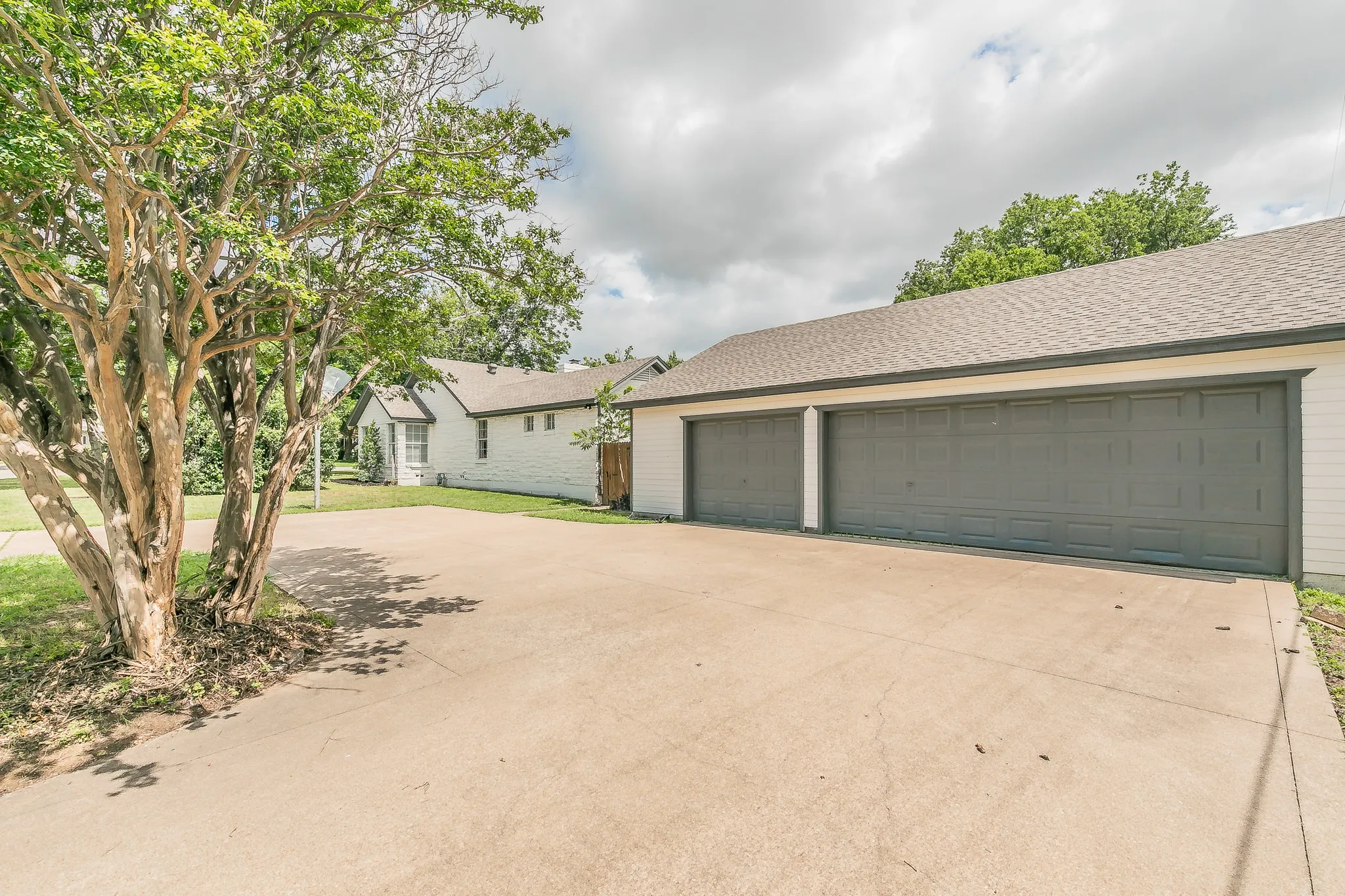 Single Family Residence For Rent in Tarrant County , 3909 Trail Lake Drive, Fort Worth, Texas 76109, 5 Bedroom, 4 Bathroom, 3 Garage spaces, 3,042 Sqft, built in 1949, mls#21404465, Real Estate Agent in Fort Worth, Homes For Rent in Tarrant county, Homes For Rent in Fort Worth, Realtor in Fort Worth Texas, Real Estate Brokerage Independent Realty Texas, Luminita Cordes Realtor
