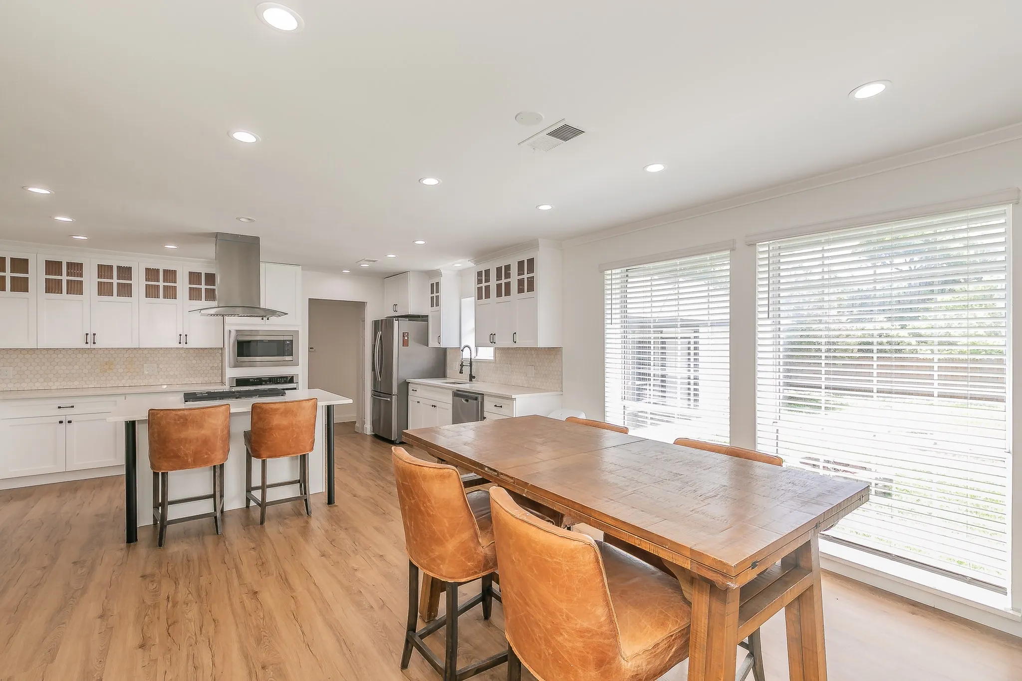 Single Family Residence For Rent in Tarrant County , 3909 Trail Lake Drive, Fort Worth, Texas 76109, 5 Bedroom, 4 Bathroom, 3 Garage spaces, 3,042 Sqft, built in 1949, mls#21404465, Real Estate Agent in Fort Worth, Homes For Rent in Tarrant county, Homes For Rent in Fort Worth, Realtor in Fort Worth Texas, Real Estate Brokerage Independent Realty Texas, Luminita Cordes Realtor