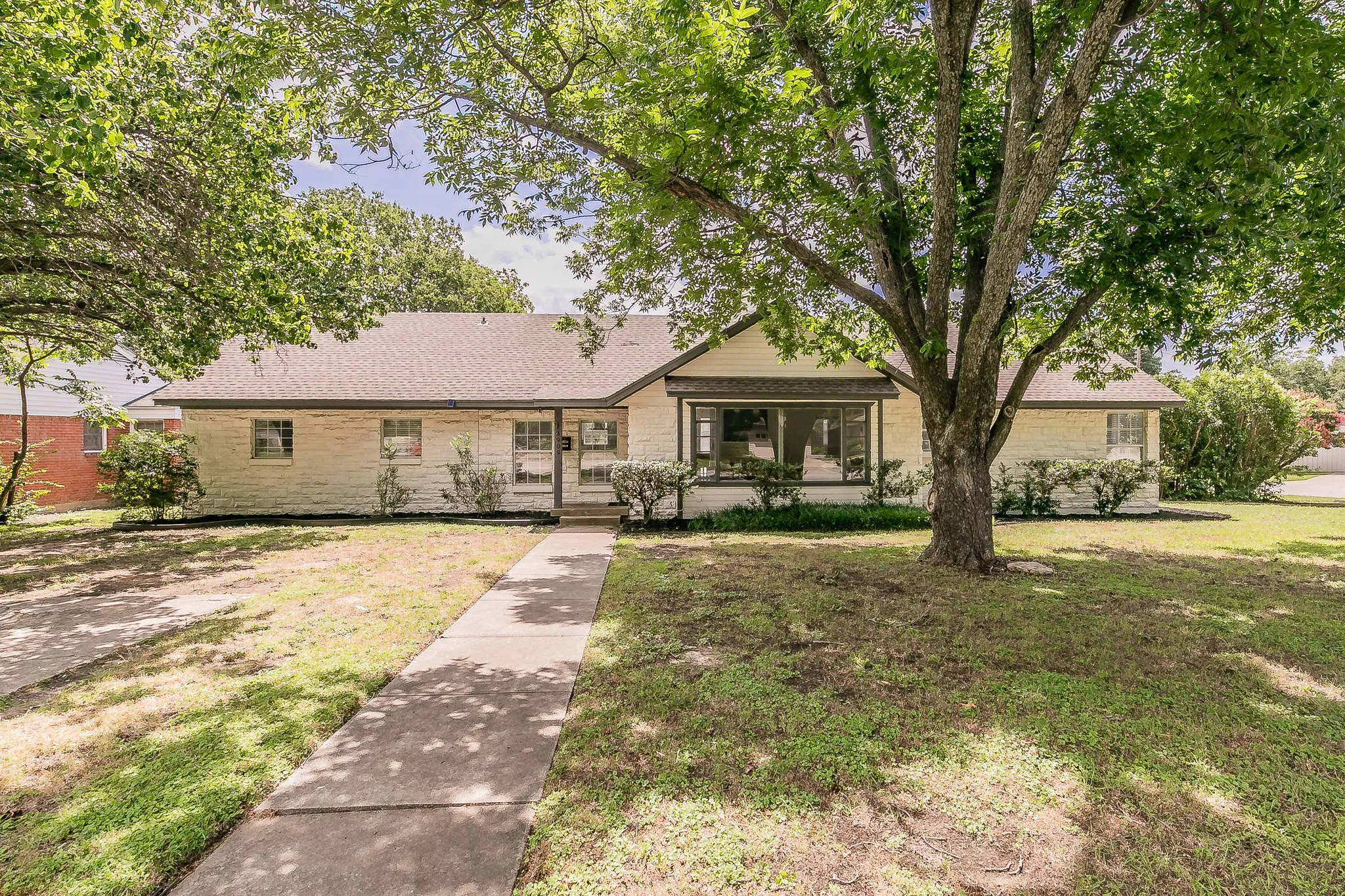 Single Family Residence For Rent in Tarrant County , 3909 Trail Lake Drive, Fort Worth, Texas 76109, 5 Bedroom, 4 Bathroom, 3 Garage spaces, 3,042 Sqft, built in 1949, mls#21404465, Real Estate Agent in Fort Worth, Homes For Rent in Tarrant county, Homes For Rent in Fort Worth, Realtor in Fort Worth Texas, Real Estate Brokerage Independent Realty Texas, Luminita Cordes Realtor