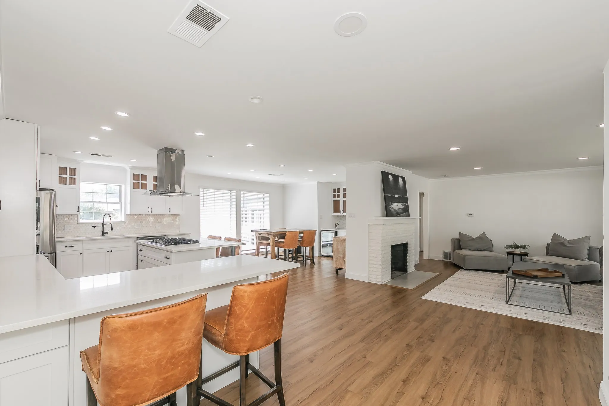 Single Family Residence For Rent in Tarrant County , 3909 Trail Lake Drive, Fort Worth, Texas 76109, 5 Bedroom, 4 Bathroom, 3 Garage spaces, 3,042 Sqft, built in 1949, mls#21404465, Real Estate Agent in Fort Worth, Homes For Rent in Tarrant county, Homes For Rent in Fort Worth, Realtor in Fort Worth Texas, Real Estate Brokerage Independent Realty Texas, Luminita Cordes Realtor
