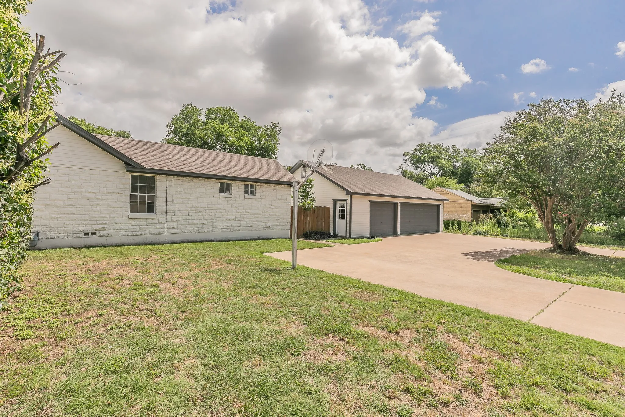 Single Family Residence For Rent in Tarrant County , 3909 Trail Lake Drive, Fort Worth, Texas 76109, 5 Bedroom, 4 Bathroom, 3 Garage spaces, 3,042 Sqft, built in 1949, mls#21404465, Real Estate Agent in Fort Worth, Homes For Rent in Tarrant county, Homes For Rent in Fort Worth, Realtor in Fort Worth Texas, Real Estate Brokerage Independent Realty Texas, Luminita Cordes Realtor