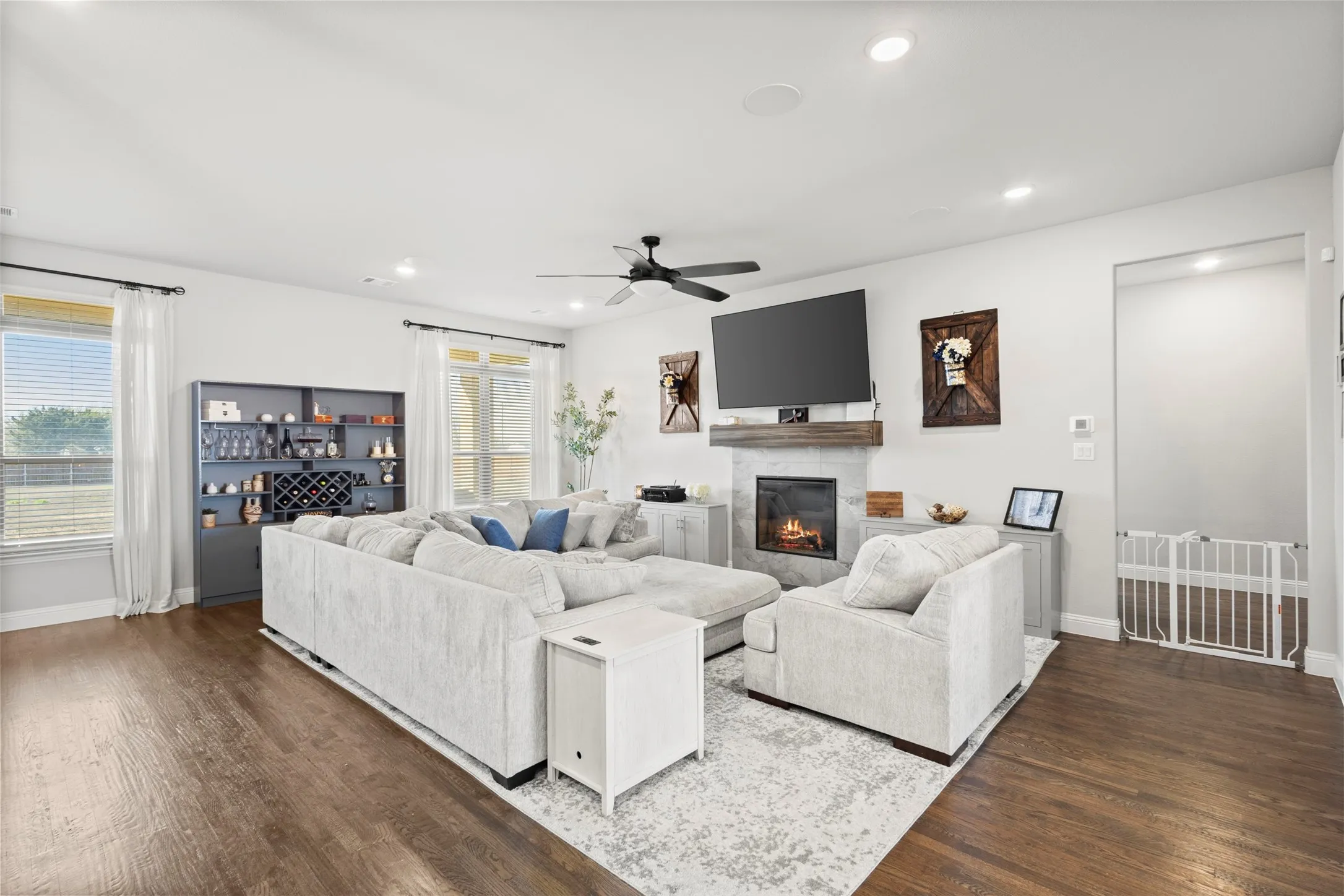 Single Family Residence For Sale in Ellis County , 121 Muscogee Drive, Waxahachie, Texas 75165, 4 Bedroom, 3 Bathroom, 3 Garage spaces, 2,796 Sqft, built in 2023, mls#21401044, Real Estate Agent in Waxahachie, Homes For Sale in Ellis county, Homes For Sale in Waxahachie, Realtor in Waxahachie Texas, Real Estate Brokerage Independent Realty Texas, Luminita Cordes Realtor