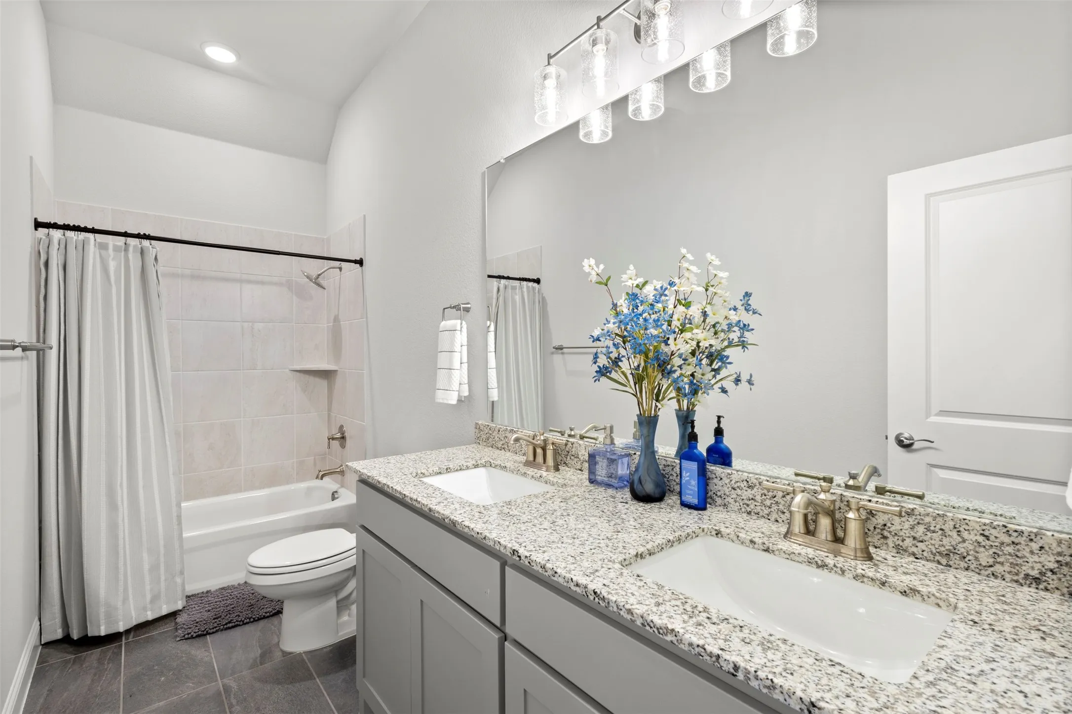 Single Family Residence For Sale in Ellis County , 121 Muscogee Drive, Waxahachie, Texas 75165, 4 Bedroom, 3 Bathroom, 3 Garage spaces, 2,796 Sqft, built in 2023, mls#21401044, Real Estate Agent in Waxahachie, Homes For Sale in Ellis county, Homes For Sale in Waxahachie, Realtor in Waxahachie Texas, Real Estate Brokerage Independent Realty Texas, Luminita Cordes Realtor