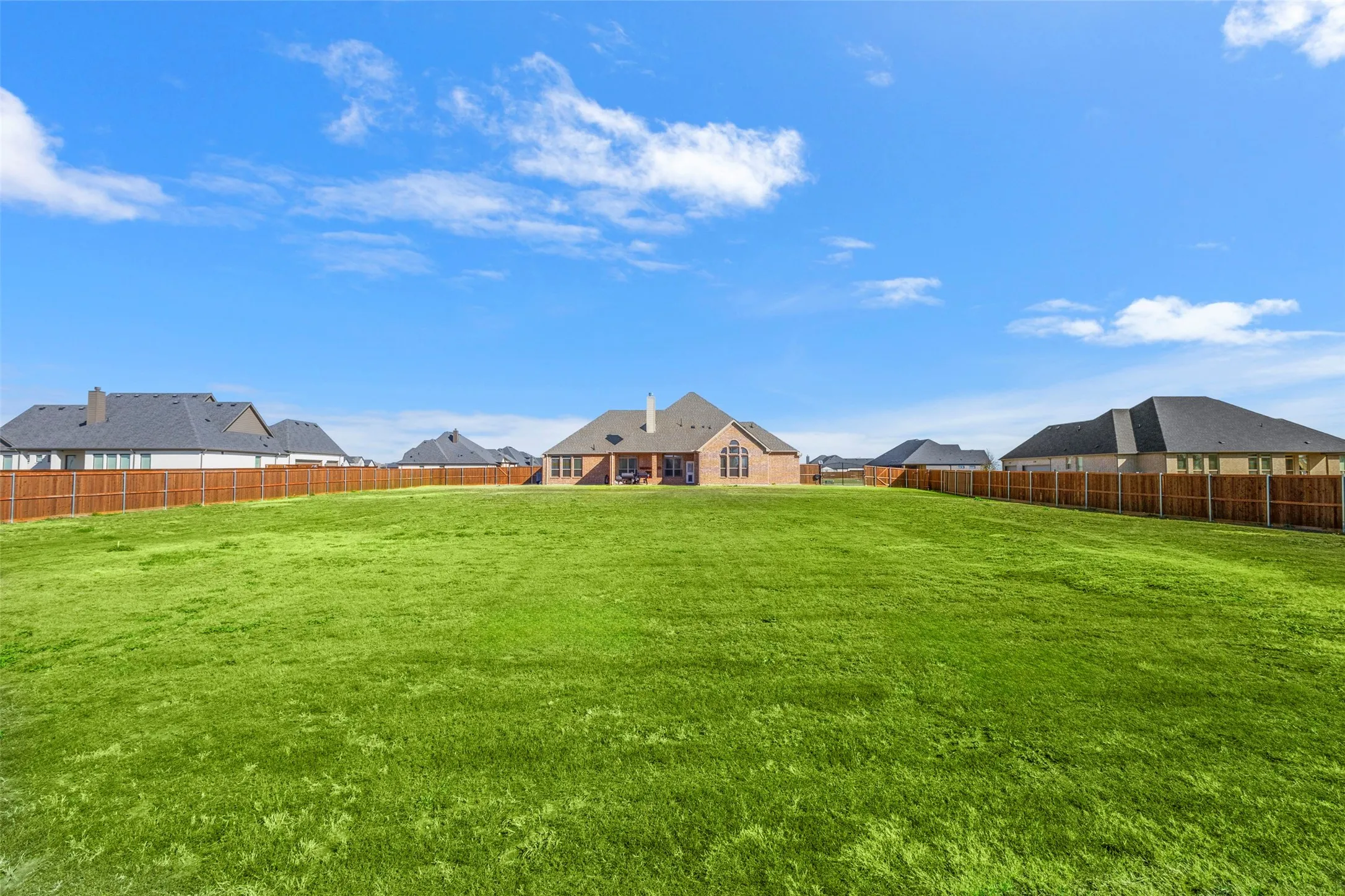 Single Family Residence For Sale in Ellis County , 121 Muscogee Drive, Waxahachie, Texas 75165, 4 Bedroom, 3 Bathroom, 3 Garage spaces, 2,796 Sqft, built in 2023, mls#21401044, Real Estate Agent in Waxahachie, Homes For Sale in Ellis county, Homes For Sale in Waxahachie, Realtor in Waxahachie Texas, Real Estate Brokerage Independent Realty Texas, Luminita Cordes Realtor