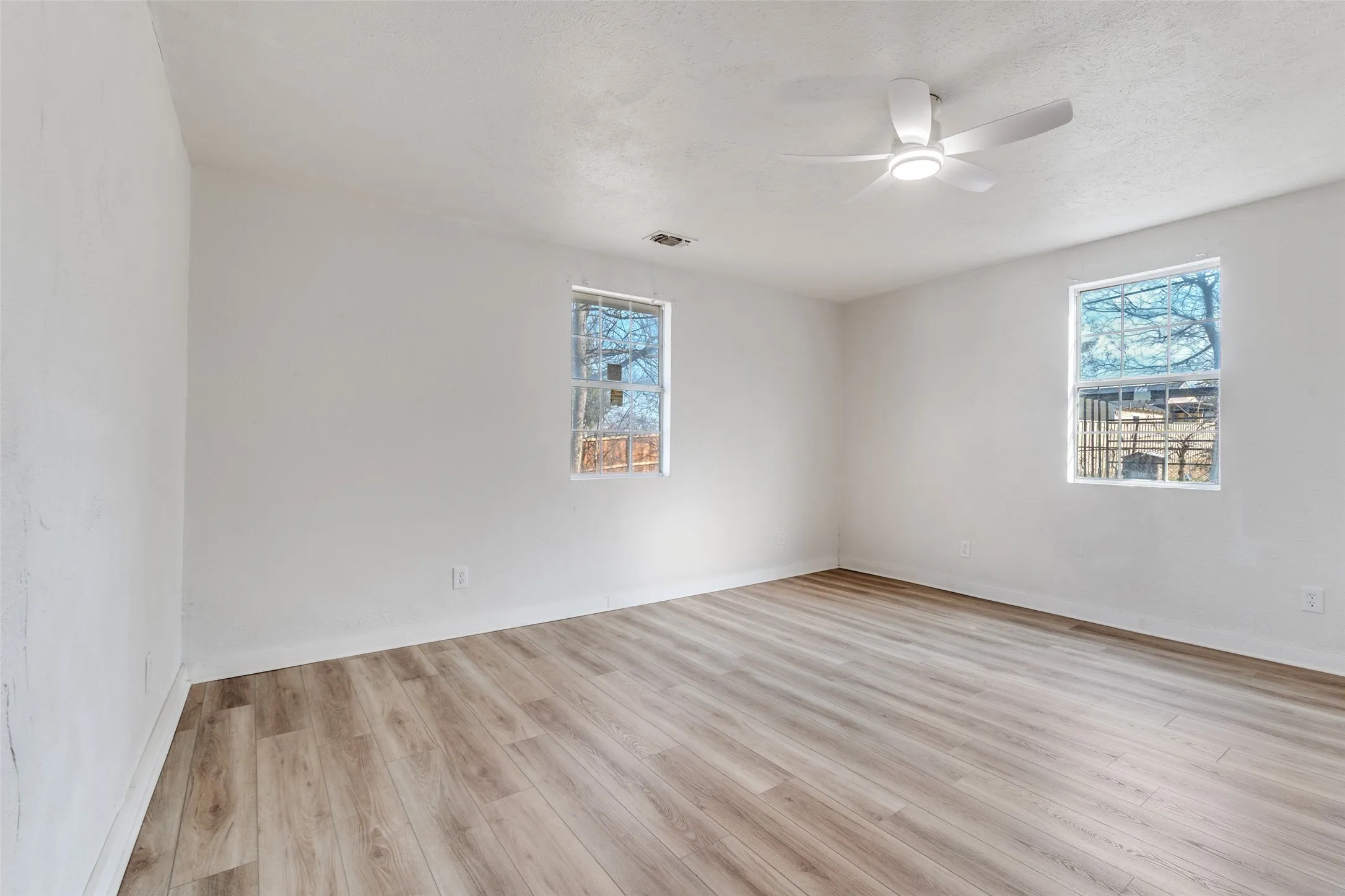 Single Family Residence For Sale in Dallas County , 3455 Kellogg Avenue, Dallas, Texas 75216, 4 Bedroom, 2 Bathroom, Garage spaces, 1,633 Sqft, built in 1950, mls#21404300, Real Estate Agent in Dallas, Homes For Sale in Dallas county, Homes For Sale in Dallas, Realtor in Dallas Texas, Real Estate Brokerage Independent Realty Texas, Luminita Cordes Realtor