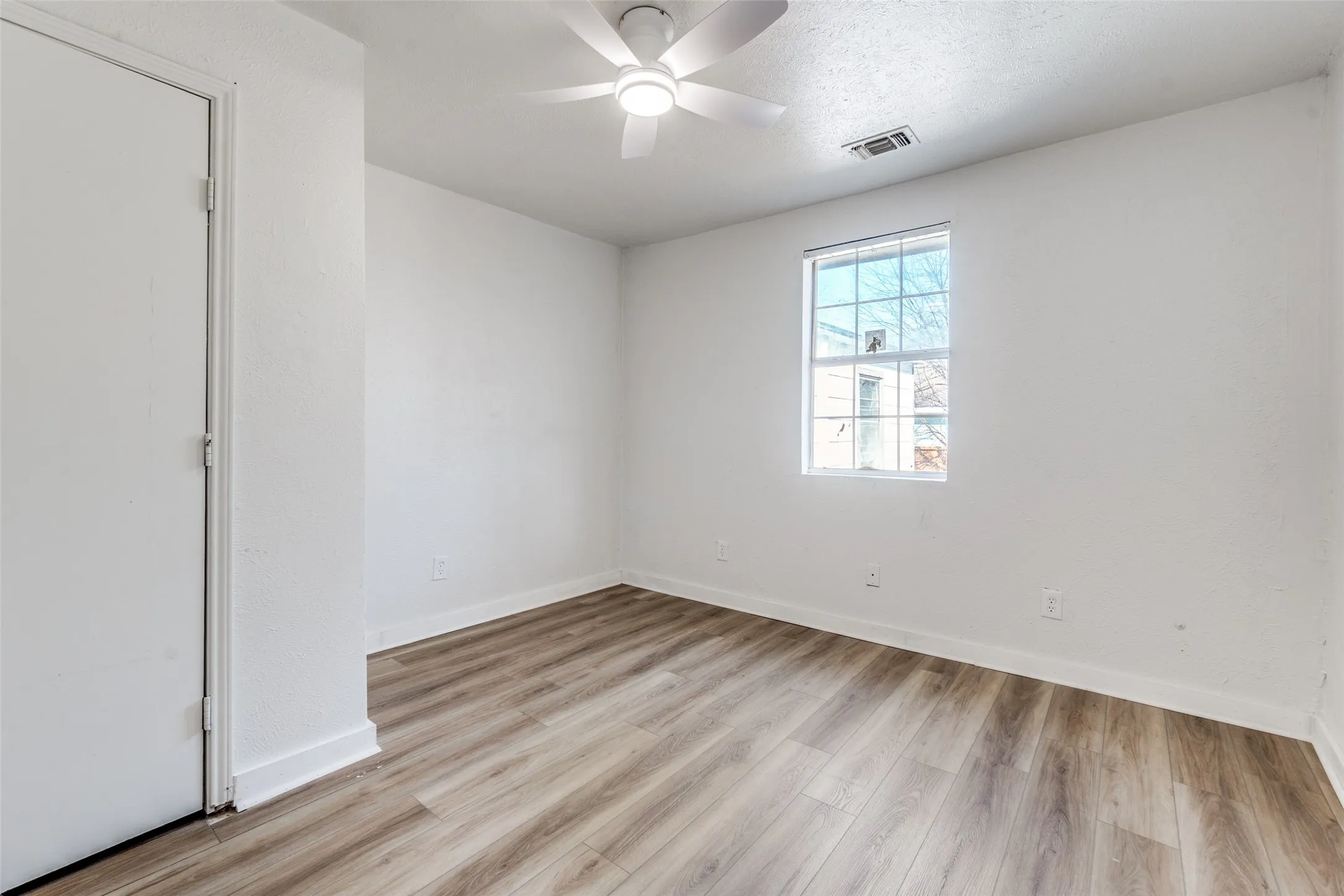Single Family Residence For Sale in Dallas County , 3455 Kellogg Avenue, Dallas, Texas 75216, 4 Bedroom, 2 Bathroom, Garage spaces, 1,633 Sqft, built in 1950, mls#21404300, Real Estate Agent in Dallas, Homes For Sale in Dallas county, Homes For Sale in Dallas, Realtor in Dallas Texas, Real Estate Brokerage Independent Realty Texas, Luminita Cordes Realtor