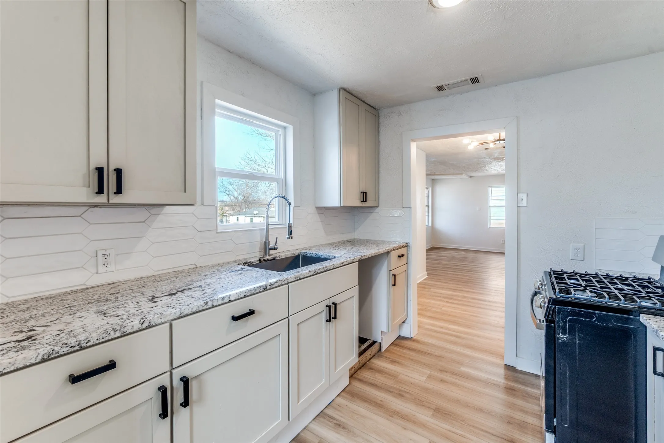Single Family Residence For Sale in Dallas County , 3455 Kellogg Avenue, Dallas, Texas 75216, 4 Bedroom, 2 Bathroom, Garage spaces, 1,633 Sqft, built in 1950, mls#21404300, Real Estate Agent in Dallas, Homes For Sale in Dallas county, Homes For Sale in Dallas, Realtor in Dallas Texas, Real Estate Brokerage Independent Realty Texas, Luminita Cordes Realtor
