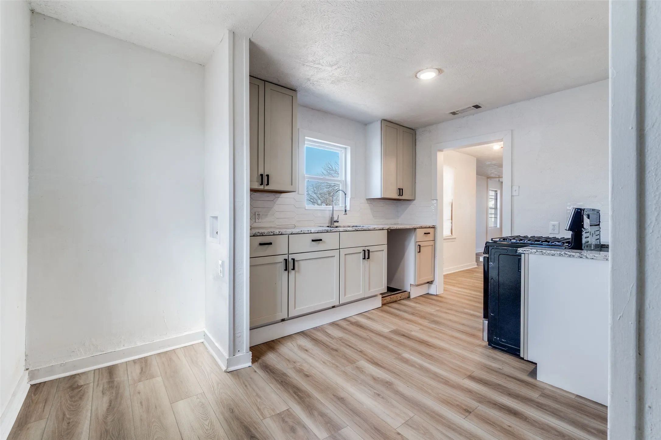 Single Family Residence For Sale in Dallas County , 3455 Kellogg Avenue, Dallas, Texas 75216, 4 Bedroom, 2 Bathroom, Garage spaces, 1,633 Sqft, built in 1950, mls#21404300, Real Estate Agent in Dallas, Homes For Sale in Dallas county, Homes For Sale in Dallas, Realtor in Dallas Texas, Real Estate Brokerage Independent Realty Texas, Luminita Cordes Realtor