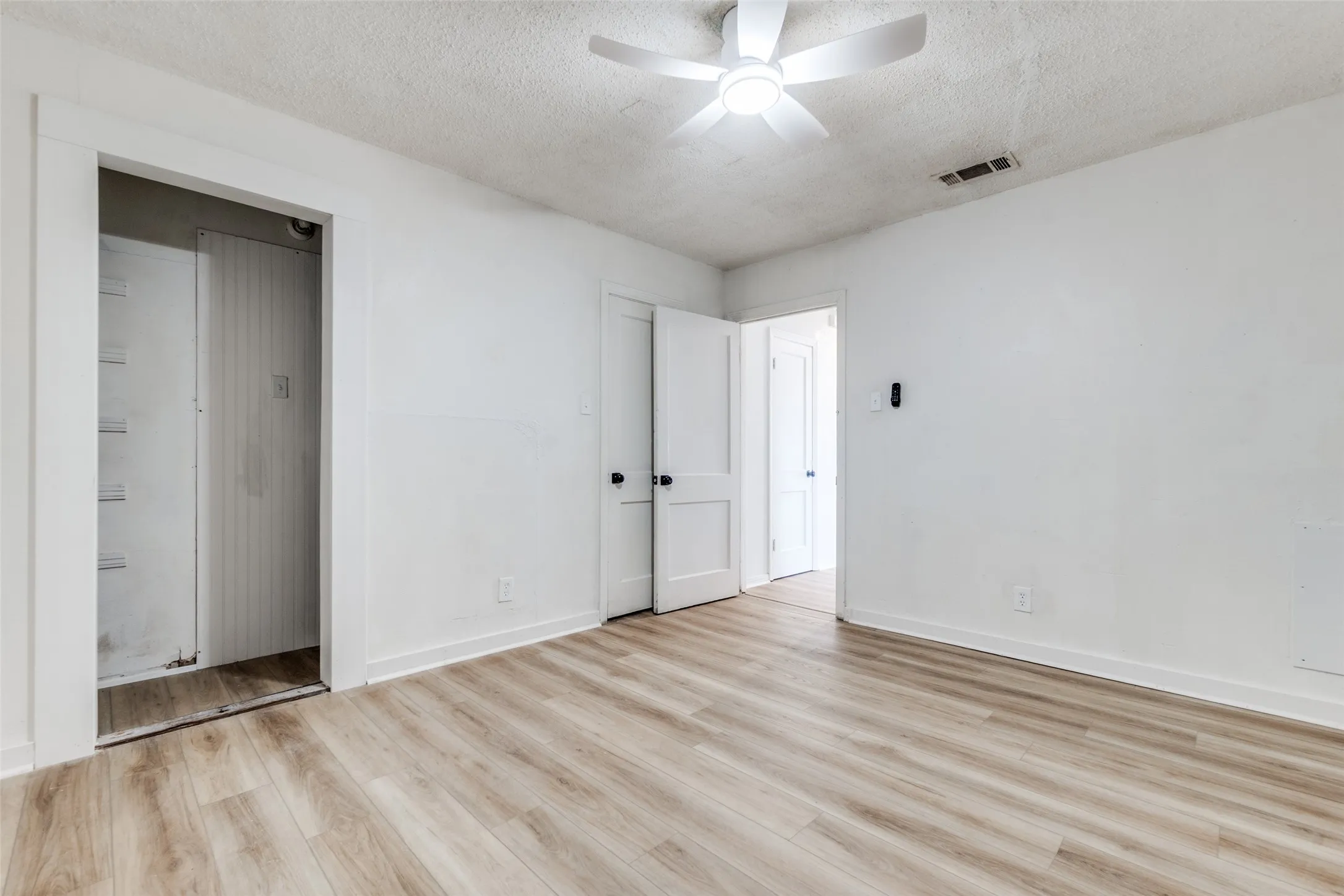 Single Family Residence For Sale in Dallas County , 3455 Kellogg Avenue, Dallas, Texas 75216, 4 Bedroom, 2 Bathroom, Garage spaces, 1,633 Sqft, built in 1950, mls#21404300, Real Estate Agent in Dallas, Homes For Sale in Dallas county, Homes For Sale in Dallas, Realtor in Dallas Texas, Real Estate Brokerage Independent Realty Texas, Luminita Cordes Realtor