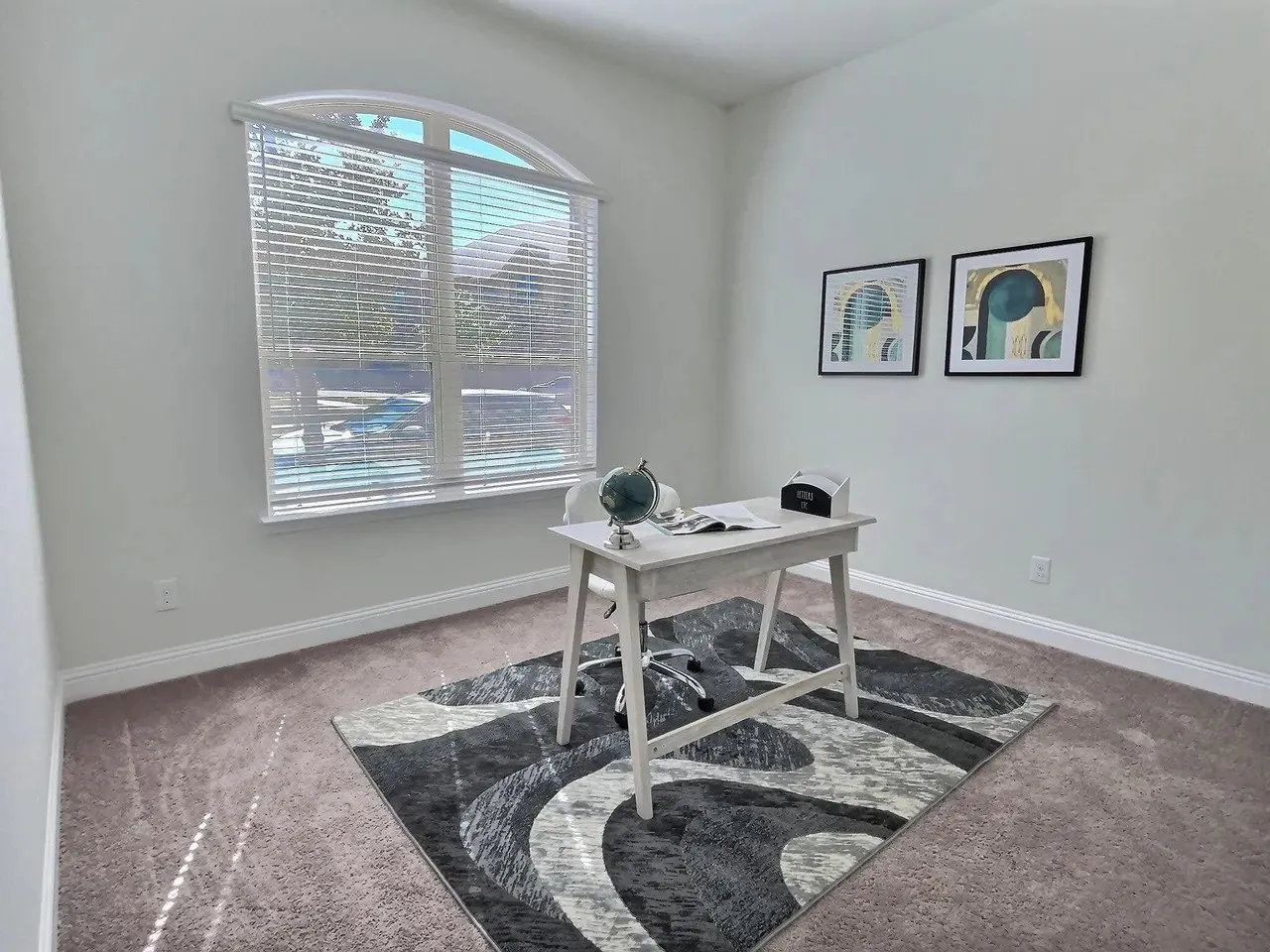 Arched window with blinds, light-toned walls, and neutral carpeting