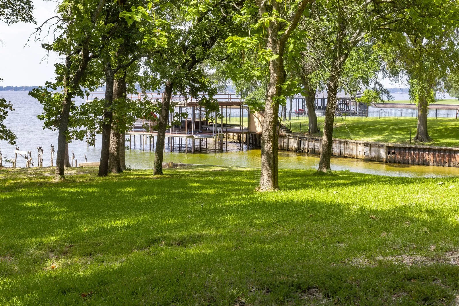 Single Family Residence For Sale in Henderson County , 6851 Double Bridge Road, Mabank, Texas 75156, 4 Bedroom, 3 Bathroom, Garage spaces, 3,073 Sqft, built in 1979, mls#21404470, Real Estate Agent in Mabank, Homes For Sale in Henderson county, Homes For Sale in Mabank, Realtor in Mabank Texas, Real Estate Brokerage Independent Realty Texas, Luminita Cordes Realtor