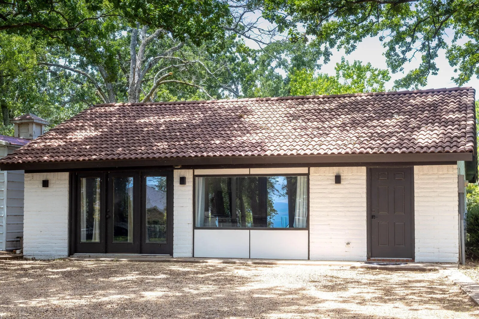 Single Family Residence For Sale in Henderson County , 6851 Double Bridge Road, Mabank, Texas 75156, 4 Bedroom, 3 Bathroom, Garage spaces, 3,073 Sqft, built in 1979, mls#21404470, Real Estate Agent in Mabank, Homes For Sale in Henderson county, Homes For Sale in Mabank, Realtor in Mabank Texas, Real Estate Brokerage Independent Realty Texas, Luminita Cordes Realtor