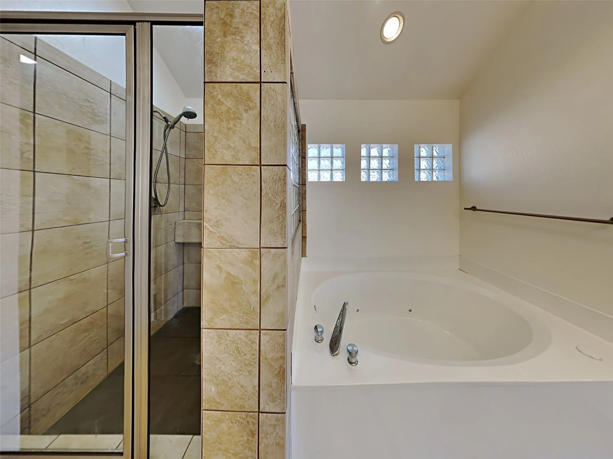 Single Family Residence For Rent in Rockwall County , 4322 Duck Pond Lane, Rowlett, Texas 75088, 4 Bedroom, 3 Bathroom, 2 Garage spaces, 2,089 Sqft, built in 1991, mls#21403898, Real Estate Agent in Rowlett, Homes For Rent in Rockwall county, Homes For Rent in Rowlett, Realtor in Rowlett Texas, Real Estate Brokerage Independent Realty Texas, Luminita Cordes Realtor
