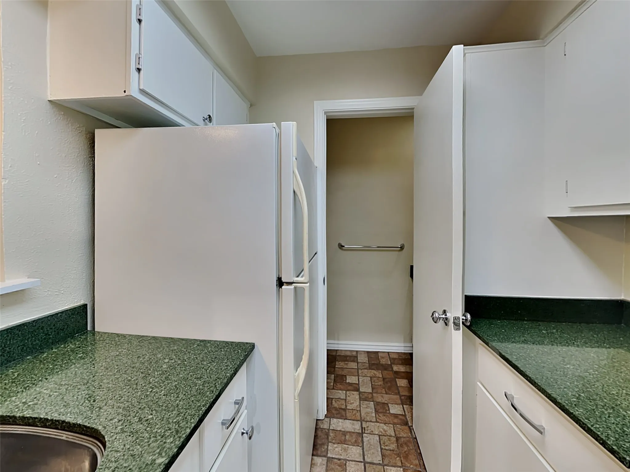 Condominium For Rent in Dallas County , 2907 Shelby Avenue, Dallas, Texas 75219, 1 Bedroom, 2 Bathroom, 1 Garage spaces, 1,216 Sqft, built in 1973, mls#21404061, Real Estate Agent in Dallas, Homes For Rent in Dallas county, Homes For Rent in Dallas, Realtor in Dallas Texas, Real Estate Brokerage Independent Realty Texas, Luminita Cordes Realtor