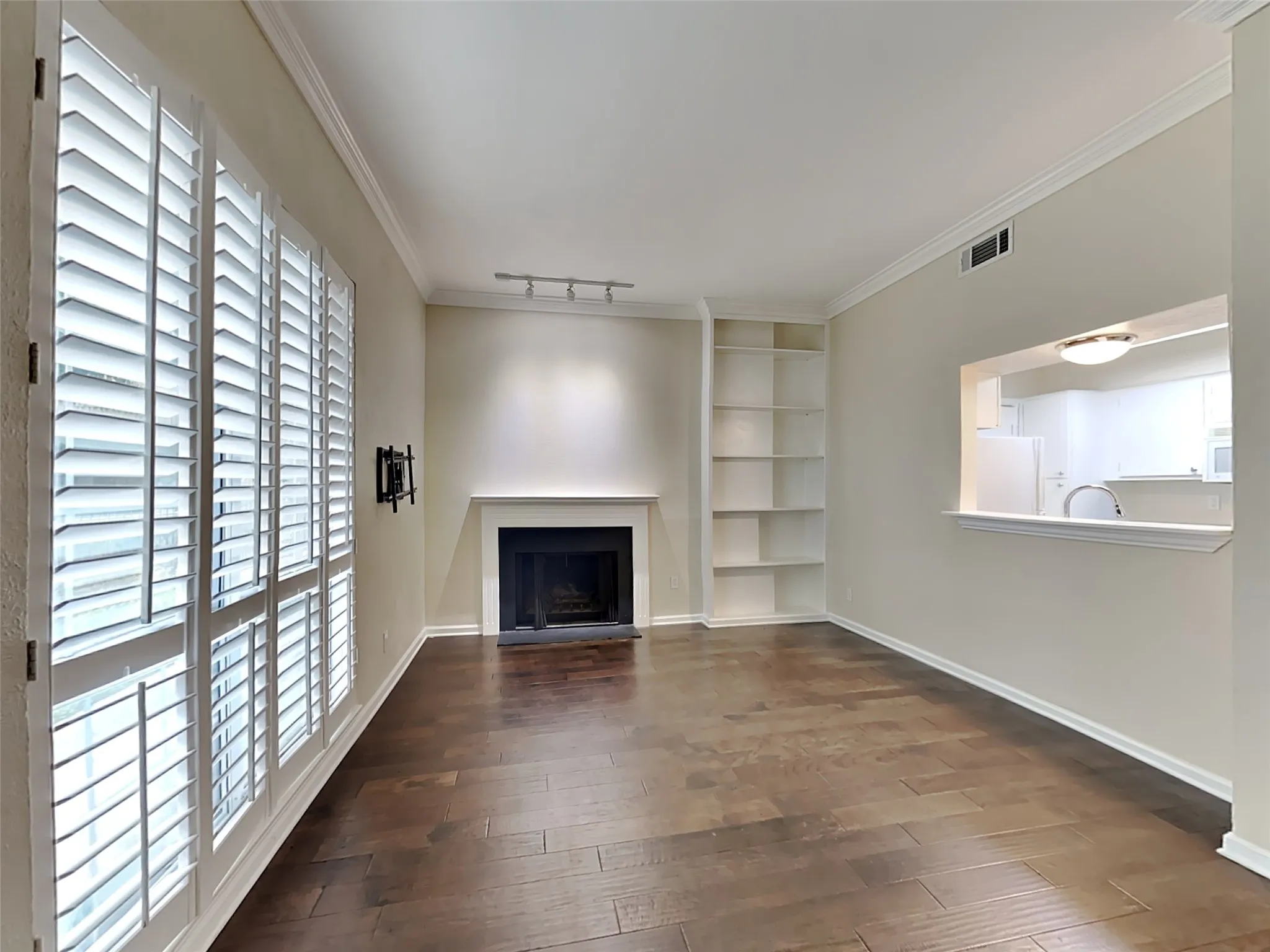 Condominium For Rent in Dallas County , 2907 Shelby Avenue, Dallas, Texas 75219, 1 Bedroom, 2 Bathroom, 1 Garage spaces, 1,216 Sqft, built in 1973, mls#21404061, Real Estate Agent in Dallas, Homes For Rent in Dallas county, Homes For Rent in Dallas, Realtor in Dallas Texas, Real Estate Brokerage Independent Realty Texas, Luminita Cordes Realtor