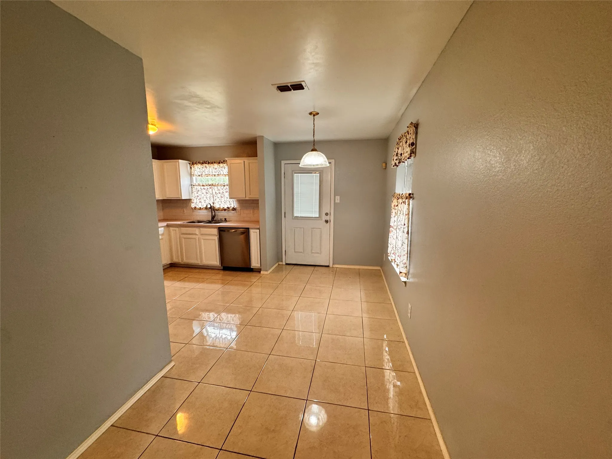 Single Family Residence For Rent in Dallas County , 4470 Falls Drive, Dallas, Texas 75211, 3 Bedroom, 2 Bathroom, 1 Garage spaces, 1,286 Sqft, built in 1996, mls#21404483, Real Estate Agent in Dallas, Homes For Rent in Dallas county, Homes For Rent in Dallas, Realtor in Dallas Texas, Real Estate Brokerage Independent Realty Texas, Luminita Cordes Realtor
