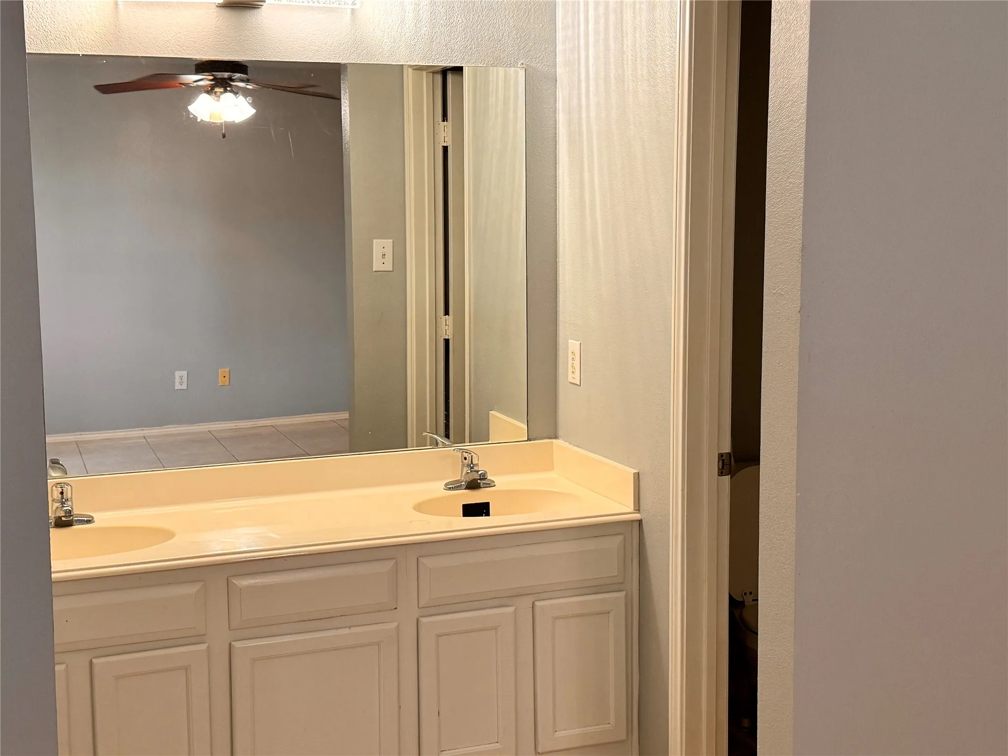 Single Family Residence For Rent in Dallas County , 4470 Falls Drive, Dallas, Texas 75211, 3 Bedroom, 2 Bathroom, 1 Garage spaces, 1,286 Sqft, built in 1996, mls#21404483, Real Estate Agent in Dallas, Homes For Rent in Dallas county, Homes For Rent in Dallas, Realtor in Dallas Texas, Real Estate Brokerage Independent Realty Texas, Luminita Cordes Realtor