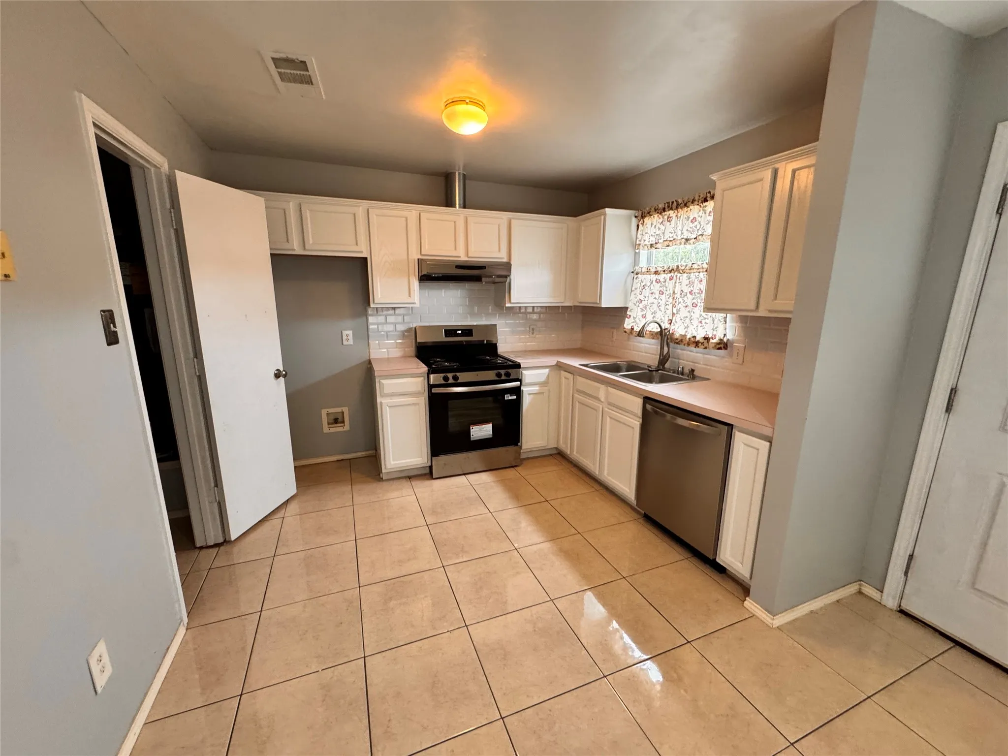 Single Family Residence For Rent in Dallas County , 4470 Falls Drive, Dallas, Texas 75211, 3 Bedroom, 2 Bathroom, 1 Garage spaces, 1,286 Sqft, built in 1996, mls#21404483, Real Estate Agent in Dallas, Homes For Rent in Dallas county, Homes For Rent in Dallas, Realtor in Dallas Texas, Real Estate Brokerage Independent Realty Texas, Luminita Cordes Realtor