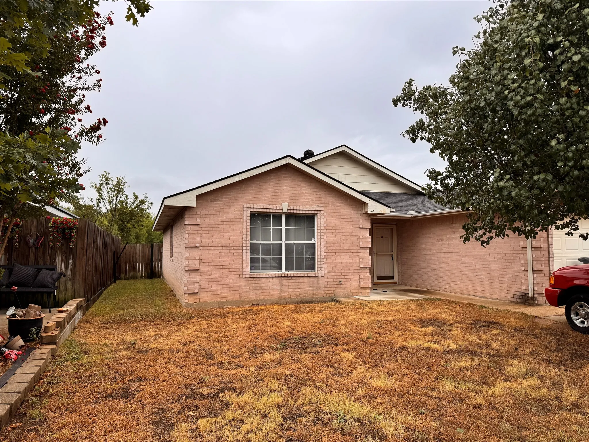 Single Family Residence For Rent in Dallas County , 4470 Falls Drive, Dallas, Texas 75211, 3 Bedroom, 2 Bathroom, 1 Garage spaces, 1,286 Sqft, built in 1996, mls#21404483, Real Estate Agent in Dallas, Homes For Rent in Dallas county, Homes For Rent in Dallas, Realtor in Dallas Texas, Real Estate Brokerage Independent Realty Texas, Luminita Cordes Realtor