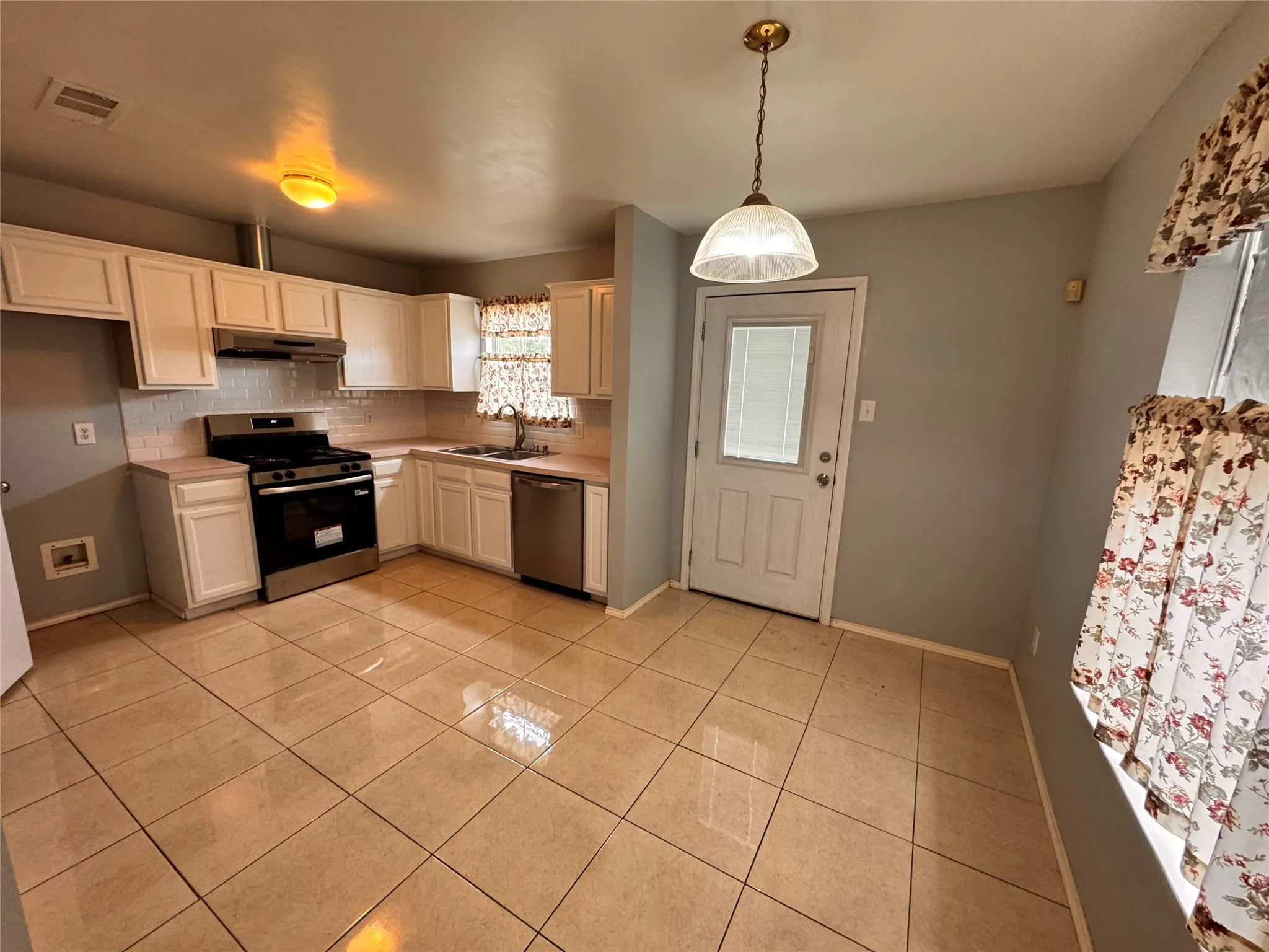 Single Family Residence For Rent in Dallas County , 4470 Falls Drive, Dallas, Texas 75211, 3 Bedroom, 2 Bathroom, 1 Garage spaces, 1,286 Sqft, built in 1996, mls#21404483, Real Estate Agent in Dallas, Homes For Rent in Dallas county, Homes For Rent in Dallas, Realtor in Dallas Texas, Real Estate Brokerage Independent Realty Texas, Luminita Cordes Realtor