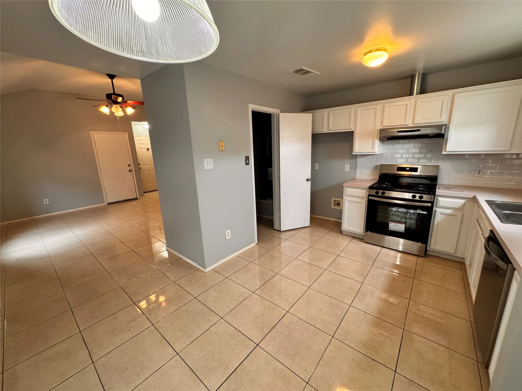 Single Family Residence For Rent in Dallas County , 4470 Falls Drive, Dallas, Texas 75211, 3 Bedroom, 2 Bathroom, 1 Garage spaces, 1,286 Sqft, built in 1996, mls#21404483, Real Estate Agent in Dallas, Homes For Rent in Dallas county, Homes For Rent in Dallas, Realtor in Dallas Texas, Real Estate Brokerage Independent Realty Texas, Luminita Cordes Realtor