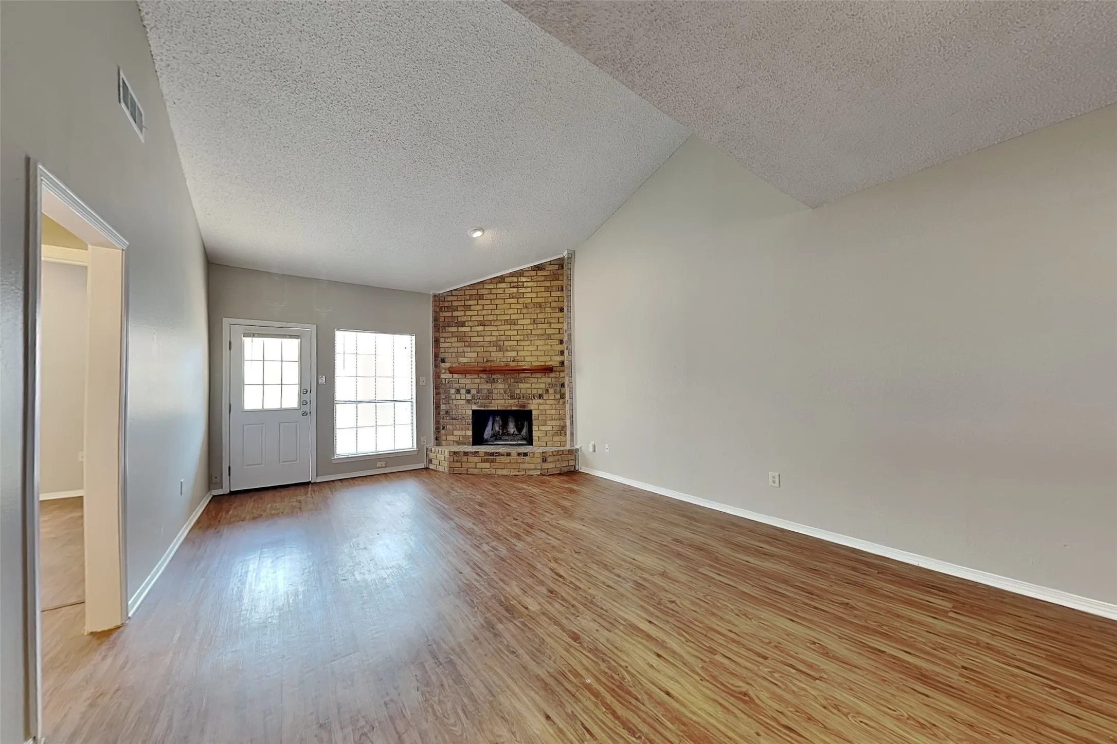 Single Family Residence For Rent in Dallas County , 6206 Alissa Drive, Rowlett, Texas 75089, 2 Bedroom, 2 Bathroom, 2 Garage spaces, 1,150 Sqft, built in 1984, mls#21403959, Real Estate Agent in Rowlett, Homes For Rent in Dallas county, Homes For Rent in Rowlett, Realtor in Rowlett Texas, Real Estate Brokerage Independent Realty Texas, Luminita Cordes Realtor