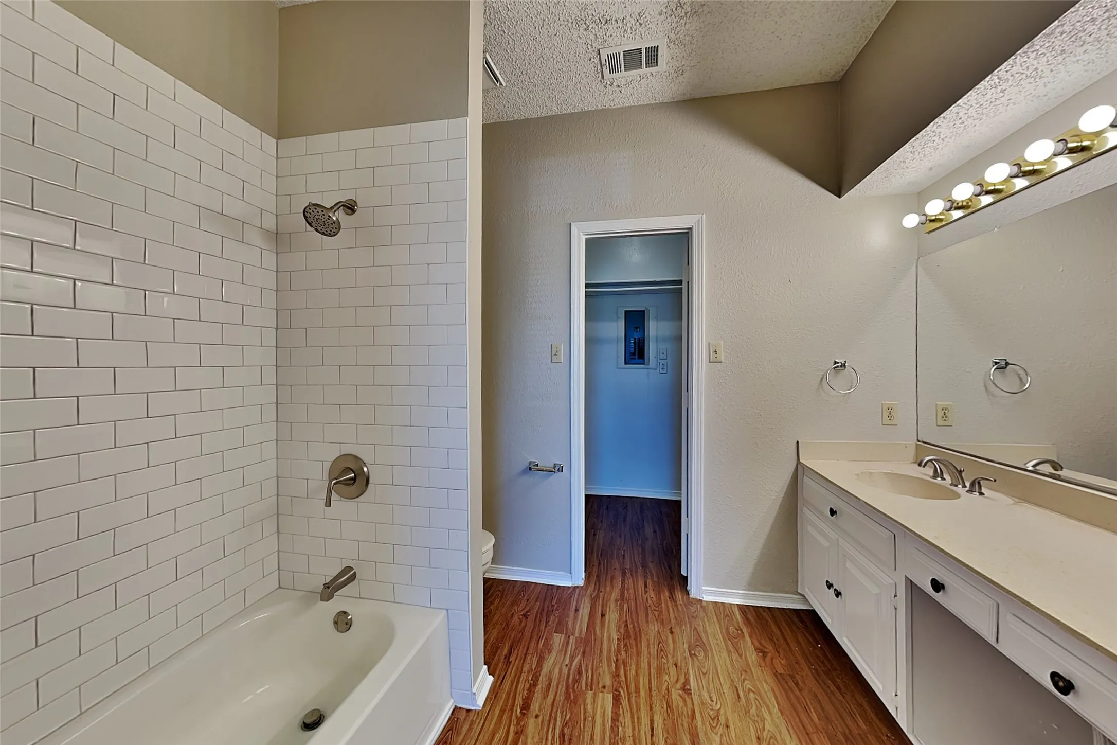Single Family Residence For Rent in Dallas County , 6206 Alissa Drive, Rowlett, Texas 75089, 2 Bedroom, 2 Bathroom, 2 Garage spaces, 1,150 Sqft, built in 1984, mls#21403959, Real Estate Agent in Rowlett, Homes For Rent in Dallas county, Homes For Rent in Rowlett, Realtor in Rowlett Texas, Real Estate Brokerage Independent Realty Texas, Luminita Cordes Realtor
