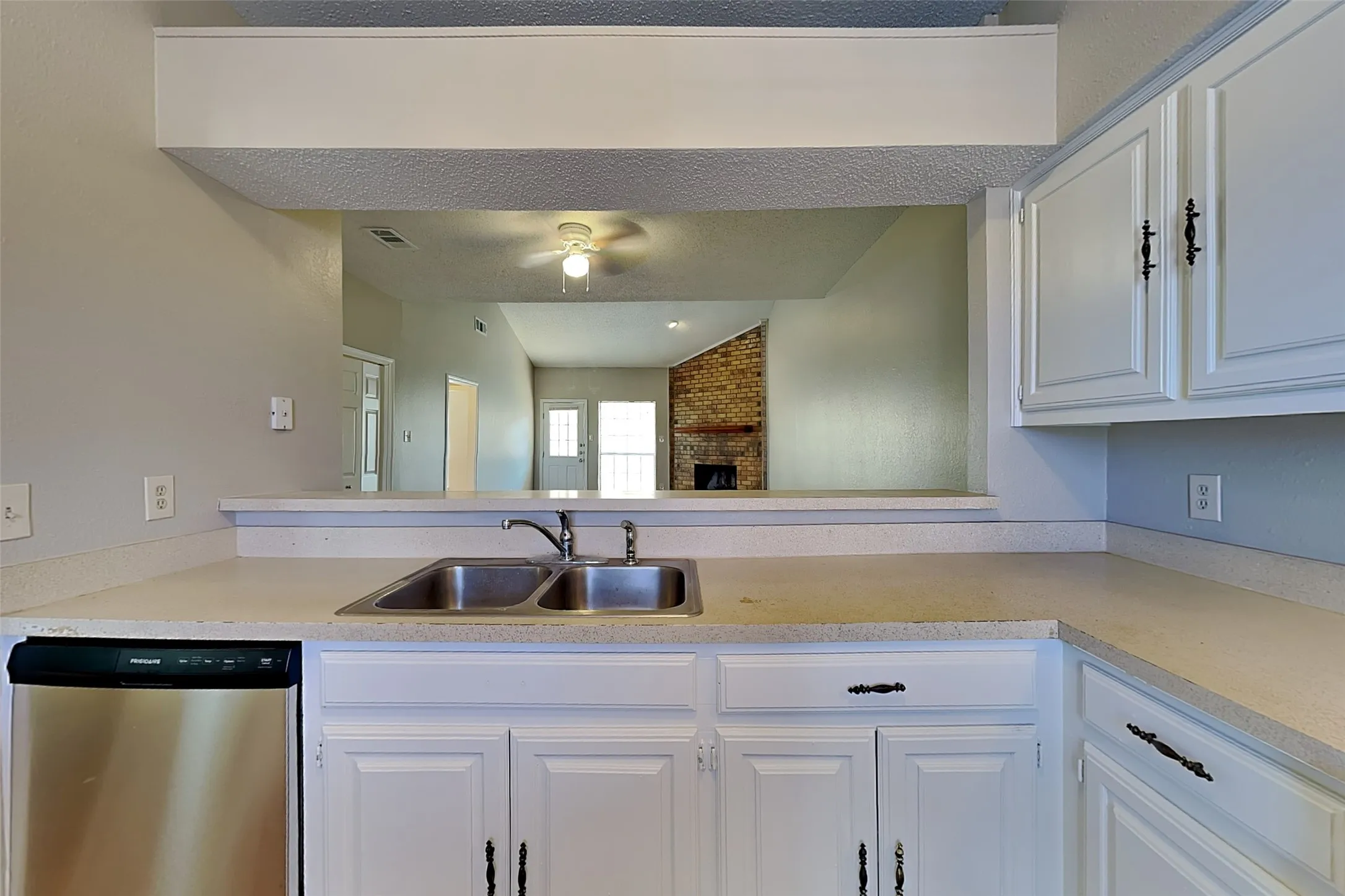 Single Family Residence For Rent in Dallas County , 6206 Alissa Drive, Rowlett, Texas 75089, 2 Bedroom, 2 Bathroom, 2 Garage spaces, 1,150 Sqft, built in 1984, mls#21403959, Real Estate Agent in Rowlett, Homes For Rent in Dallas county, Homes For Rent in Rowlett, Realtor in Rowlett Texas, Real Estate Brokerage Independent Realty Texas, Luminita Cordes Realtor