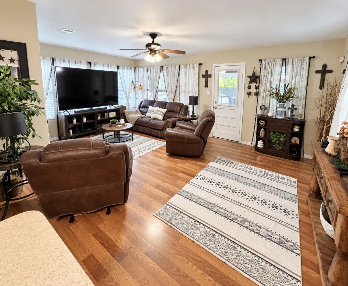 Single Family Residence For Sale in Tarrant County , 7405 Ewing Avenue, Fort Worth, Texas 76116, 3 Bedroom, 1 Bathroom, Garage spaces, 1,400 Sqft, built in 1948, mls#21404479, Real Estate Agent in Fort Worth, Homes For Sale in Tarrant county, Homes For Sale in Fort Worth, Realtor in Fort Worth Texas, Real Estate Brokerage Independent Realty Texas, Luminita Cordes Realtor