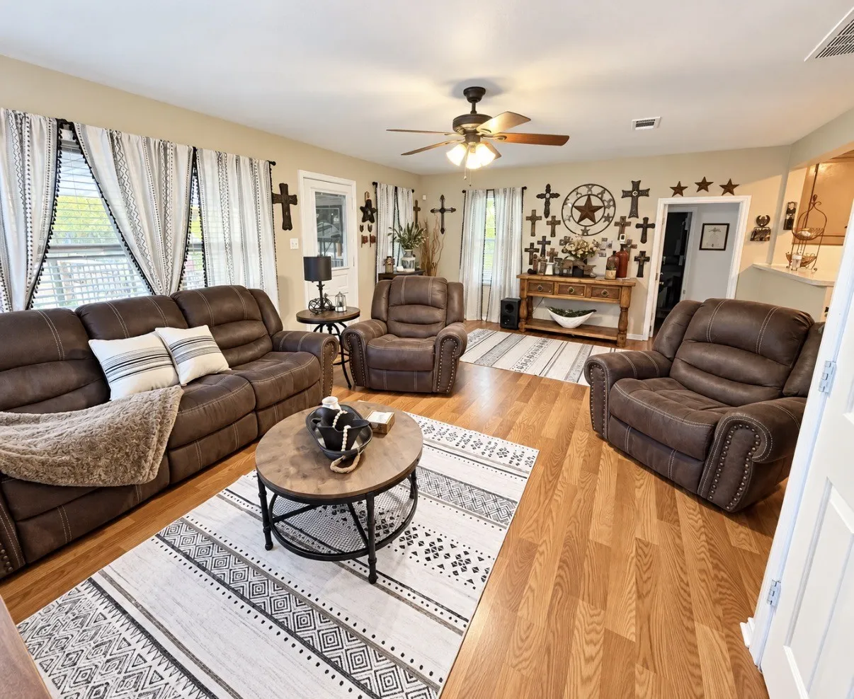 Single Family Residence For Sale in Tarrant County , 7405 Ewing Avenue, Fort Worth, Texas 76116, 3 Bedroom, 1 Bathroom, Garage spaces, 1,400 Sqft, built in 1948, mls#21404479, Real Estate Agent in Fort Worth, Homes For Sale in Tarrant county, Homes For Sale in Fort Worth, Realtor in Fort Worth Texas, Real Estate Brokerage Independent Realty Texas, Luminita Cordes Realtor