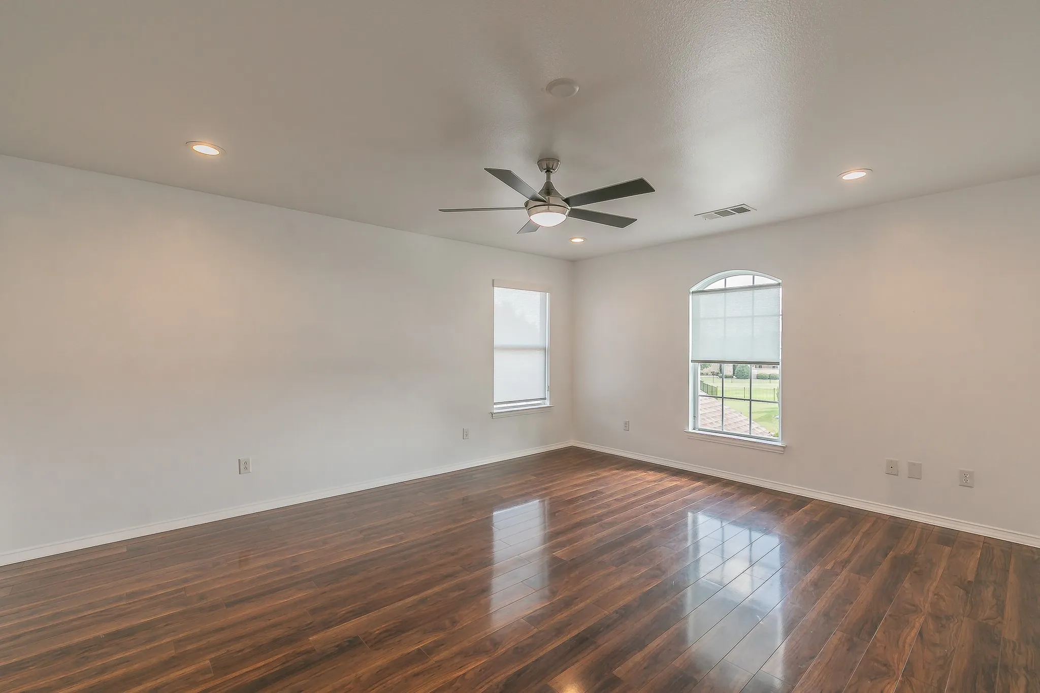 Single Family Residence For Sale in Denton County , 8701 Freeport Drive, Denton, Texas 76207, 3 Bedroom, 3 Bathroom, 2 Garage spaces, 3,236 Sqft, built in 2007, mls#21404471, Real Estate Agent in Denton, Homes For Sale in Denton county, Homes For Sale in Denton, Realtor in Denton Texas, Real Estate Brokerage Independent Realty Texas, Luminita Cordes Realtor