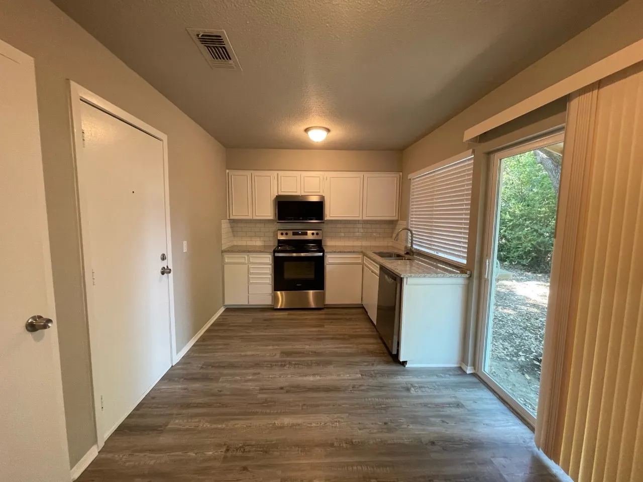Single Family Residence For Rent in Tarrant County , 1517 VANDERBILT Drive, Arlington, Texas 76014, 3 Bedroom, 2 Bathroom, 1 Garage spaces, 1,164 Sqft, built in 1971, mls#21404490, Real Estate Agent in Arlington, Homes For Rent in Tarrant county, Homes For Rent in Arlington, Realtor in Arlington Texas, Real Estate Brokerage Independent Realty Texas, Luminita Cordes Realtor