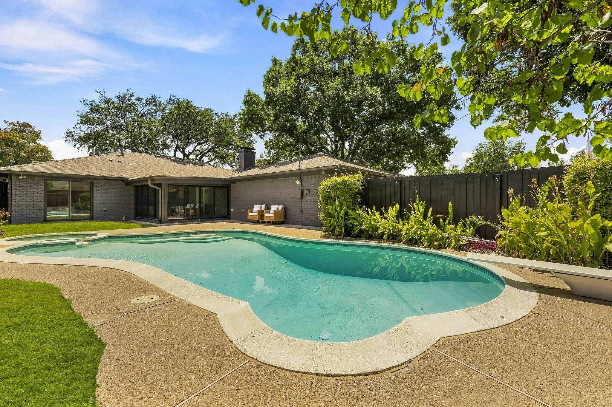Single Family Residence For Rent in Dallas County , 6837 Arboreal Drive, Dallas, Texas 75231, 3 Bedroom, 3 Bathroom, 2 Garage spaces, 2,448 Sqft, built in 1970, mls#21403879, Real Estate Agent in Dallas, Homes For Rent in Dallas county, Homes For Rent in Dallas, Realtor in Dallas Texas, Real Estate Brokerage Independent Realty Texas, Luminita Cordes Realtor