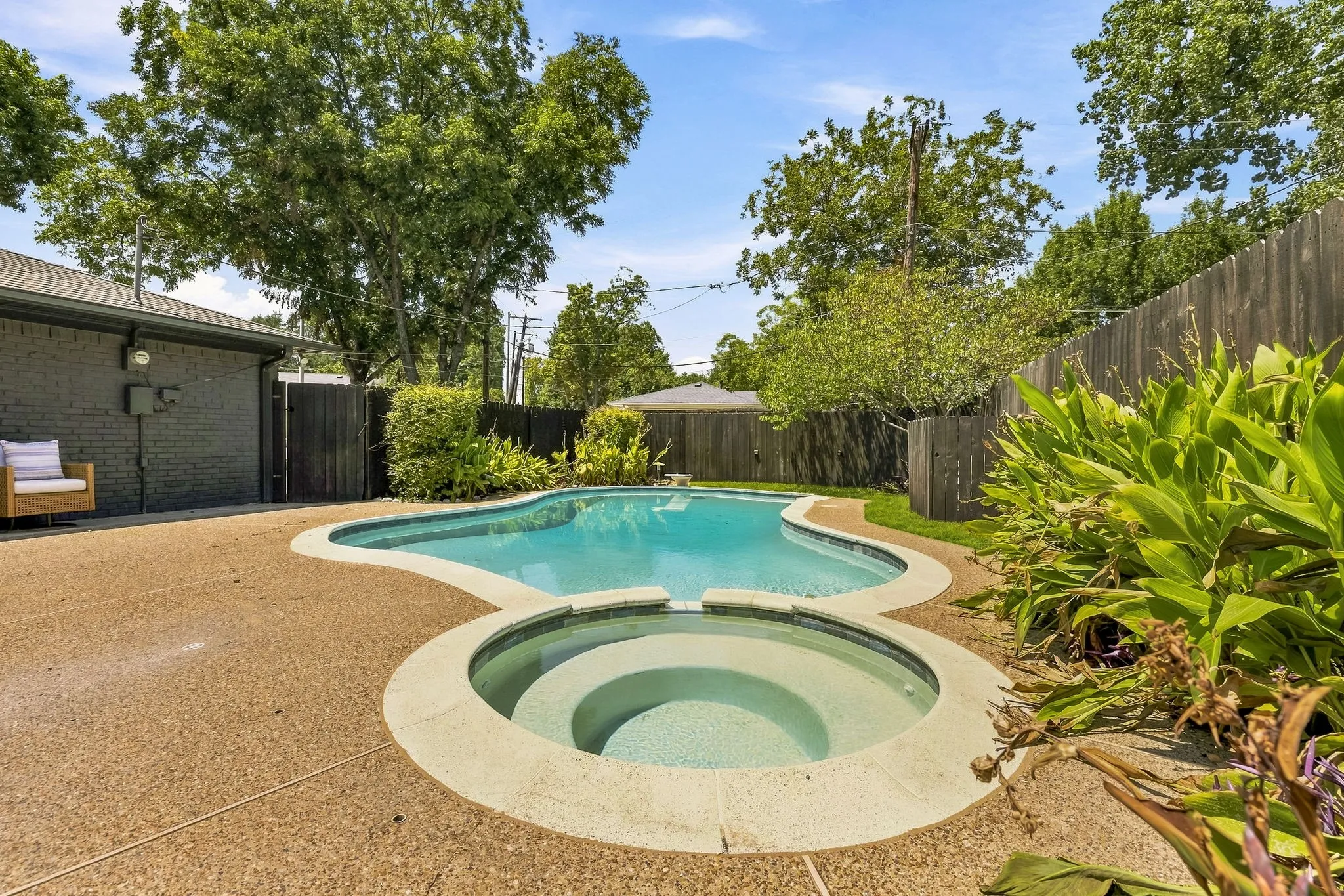 Single Family Residence For Rent in Dallas County , 6837 Arboreal Drive, Dallas, Texas 75231, 3 Bedroom, 3 Bathroom, 2 Garage spaces, 2,448 Sqft, built in 1970, mls#21403879, Real Estate Agent in Dallas, Homes For Rent in Dallas county, Homes For Rent in Dallas, Realtor in Dallas Texas, Real Estate Brokerage Independent Realty Texas, Luminita Cordes Realtor