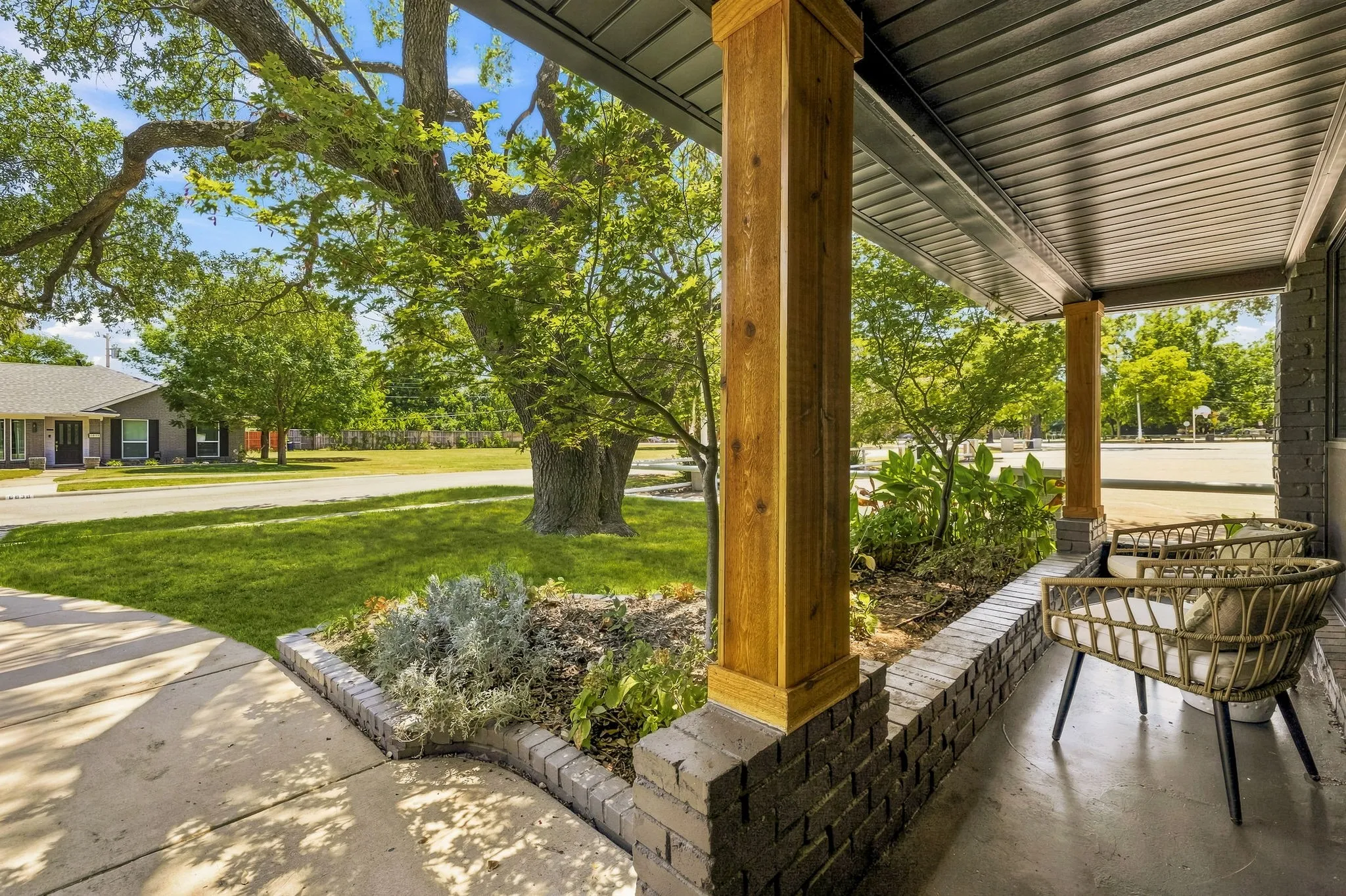 Single Family Residence For Rent in Dallas County , 6837 Arboreal Drive, Dallas, Texas 75231, 3 Bedroom, 3 Bathroom, 2 Garage spaces, 2,448 Sqft, built in 1970, mls#21403879, Real Estate Agent in Dallas, Homes For Rent in Dallas county, Homes For Rent in Dallas, Realtor in Dallas Texas, Real Estate Brokerage Independent Realty Texas, Luminita Cordes Realtor