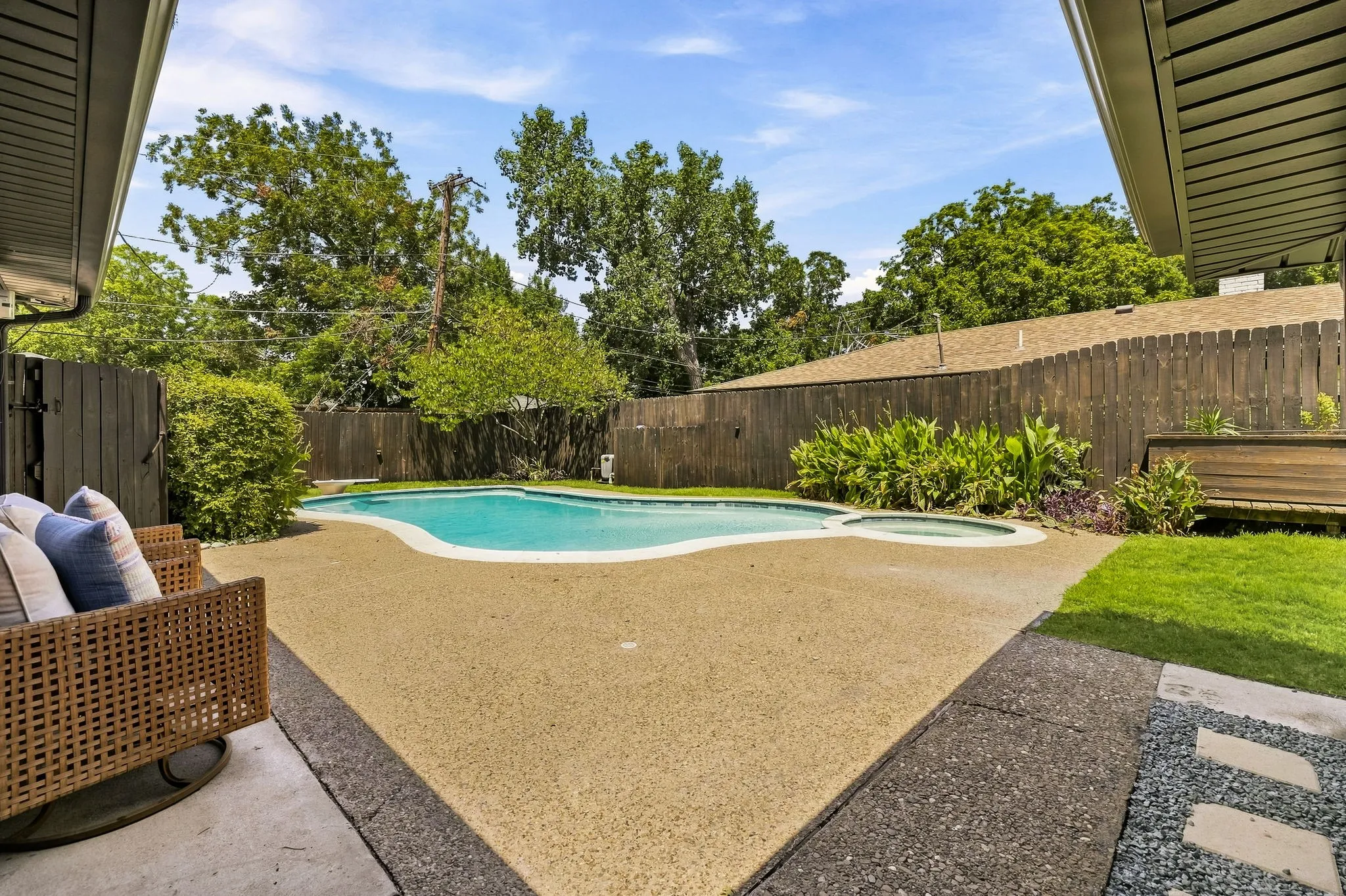 Single Family Residence For Rent in Dallas County , 6837 Arboreal Drive, Dallas, Texas 75231, 3 Bedroom, 3 Bathroom, 2 Garage spaces, 2,448 Sqft, built in 1970, mls#21403879, Real Estate Agent in Dallas, Homes For Rent in Dallas county, Homes For Rent in Dallas, Realtor in Dallas Texas, Real Estate Brokerage Independent Realty Texas, Luminita Cordes Realtor