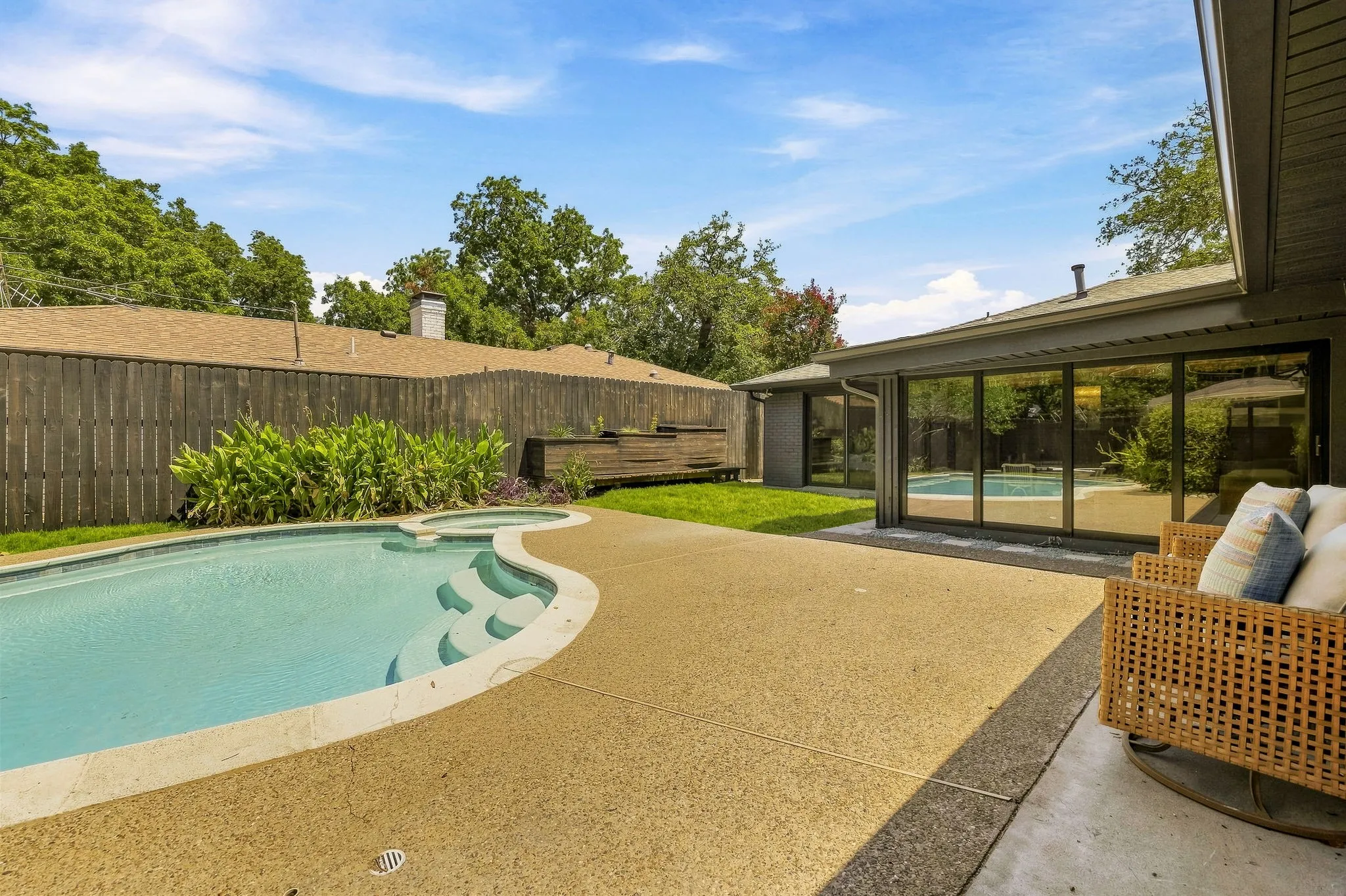 Single Family Residence For Rent in Dallas County , 6837 Arboreal Drive, Dallas, Texas 75231, 3 Bedroom, 3 Bathroom, 2 Garage spaces, 2,448 Sqft, built in 1970, mls#21403879, Real Estate Agent in Dallas, Homes For Rent in Dallas county, Homes For Rent in Dallas, Realtor in Dallas Texas, Real Estate Brokerage Independent Realty Texas, Luminita Cordes Realtor