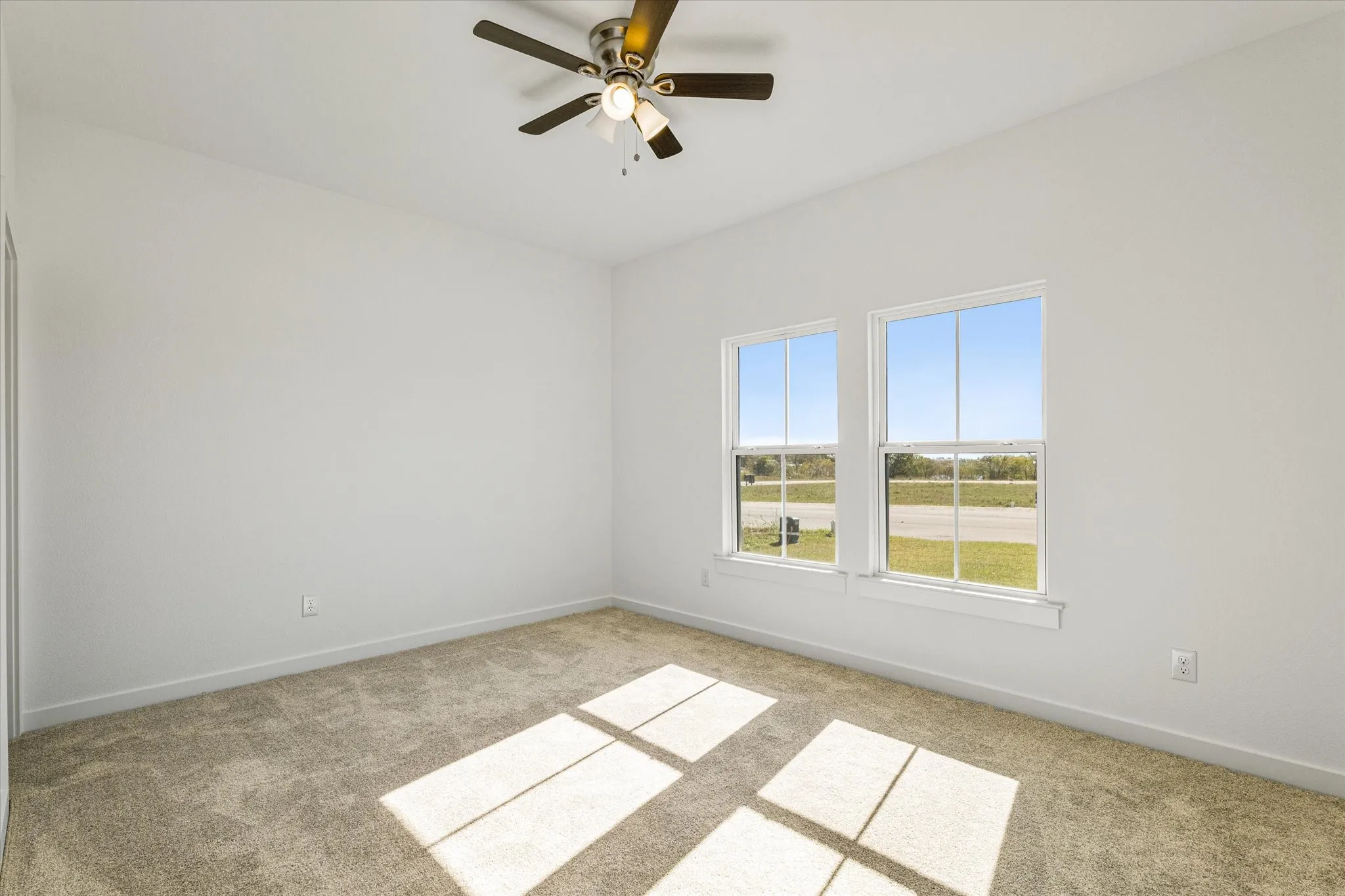 Recessed ceiling fan with integrated lighting