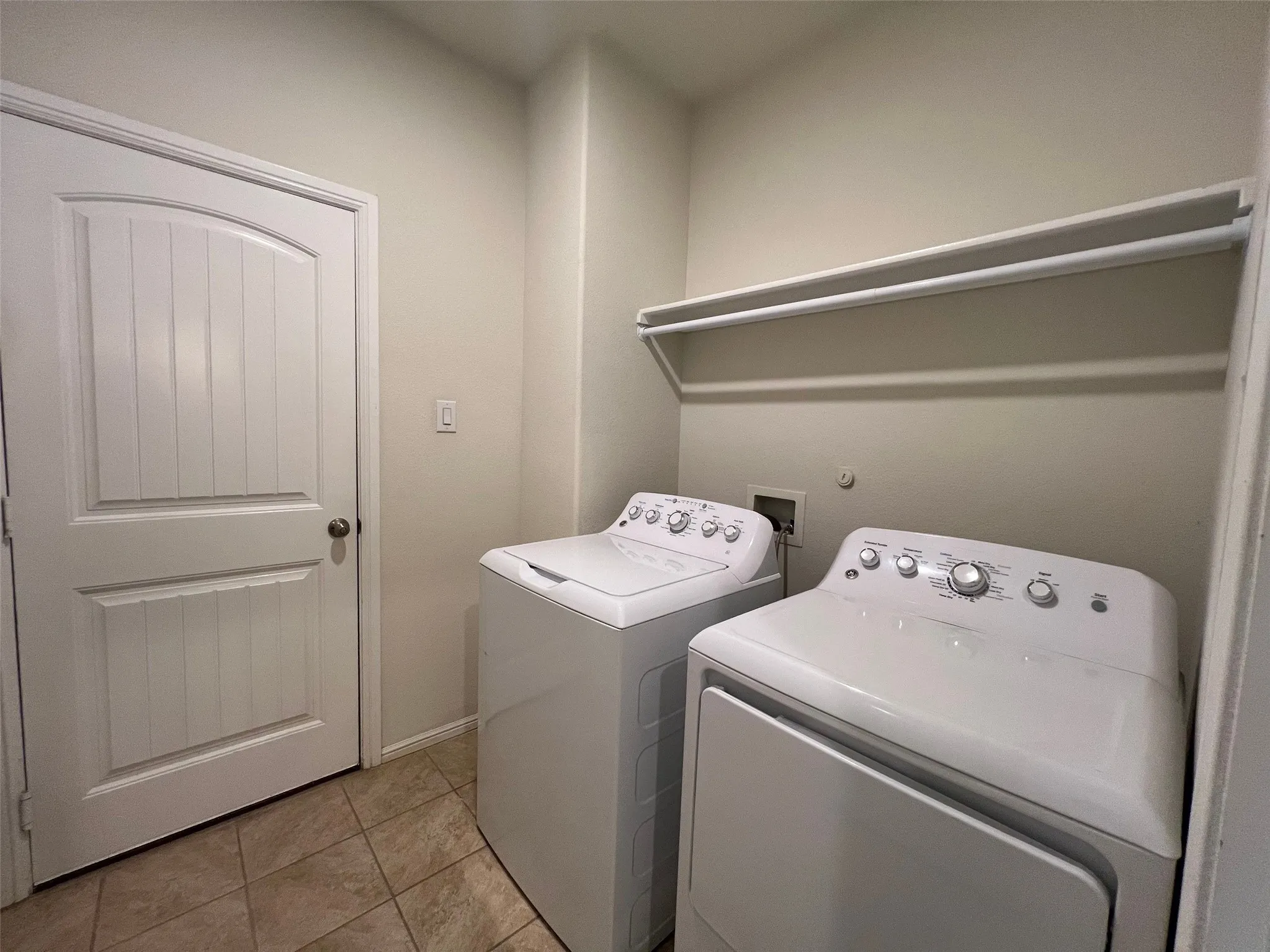 Single Family Residence For Rent in Tarrant County , 609 Buzzard Lake Trail, Fort Worth, Texas 76120, 3 Bedroom, 2 Bathroom, 2 Garage spaces, 1,710 Sqft, built in 2018, mls#21404512, Real Estate Agent in Fort Worth, Homes For Rent in Tarrant county, Homes For Rent in Fort Worth, Realtor in Fort Worth Texas, Real Estate Brokerage Independent Realty Texas, Luminita Cordes Realtor
