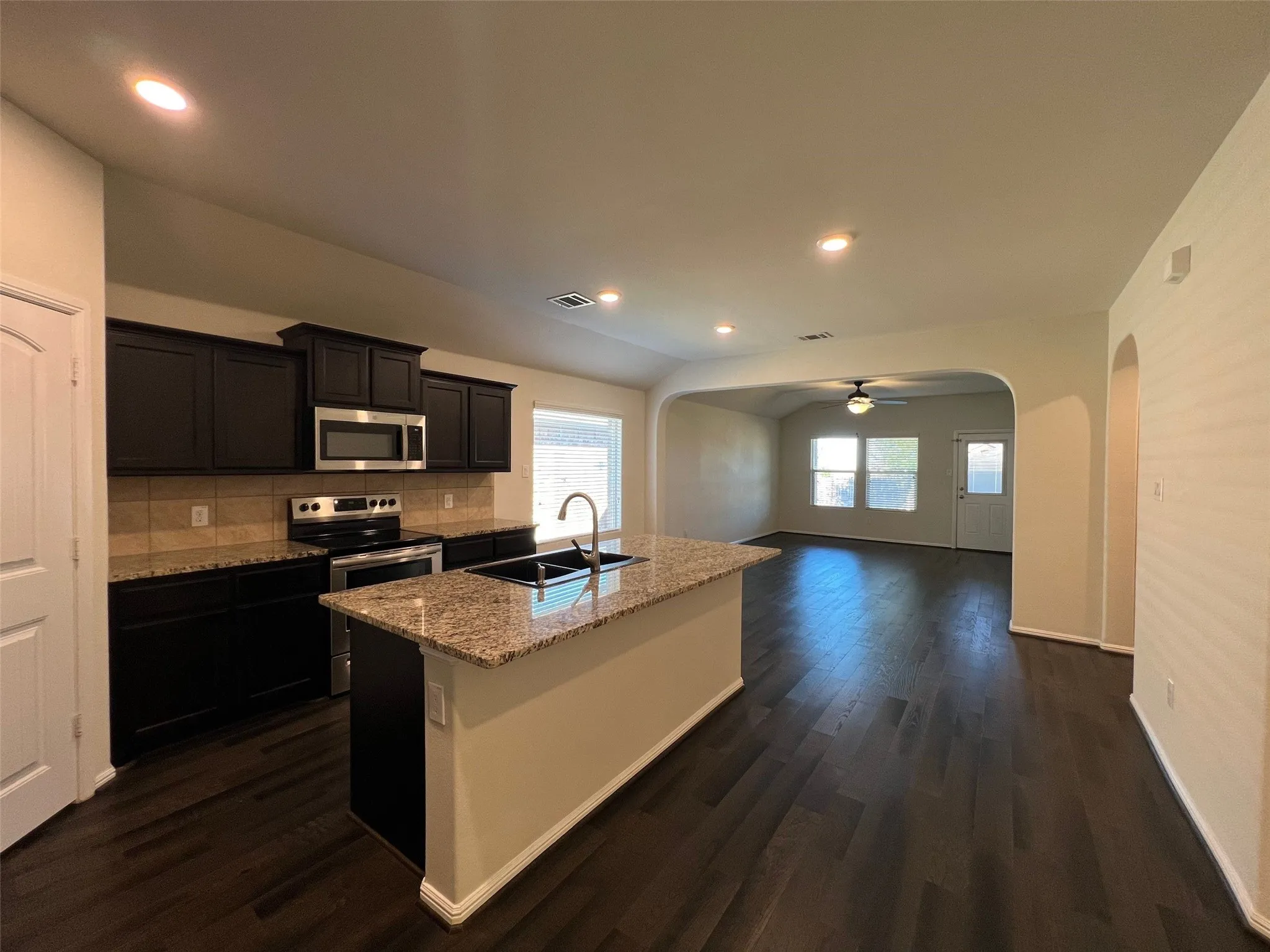 Single Family Residence For Rent in Tarrant County , 609 Buzzard Lake Trail, Fort Worth, Texas 76120, 3 Bedroom, 2 Bathroom, 2 Garage spaces, 1,710 Sqft, built in 2018, mls#21404512, Real Estate Agent in Fort Worth, Homes For Rent in Tarrant county, Homes For Rent in Fort Worth, Realtor in Fort Worth Texas, Real Estate Brokerage Independent Realty Texas, Luminita Cordes Realtor
