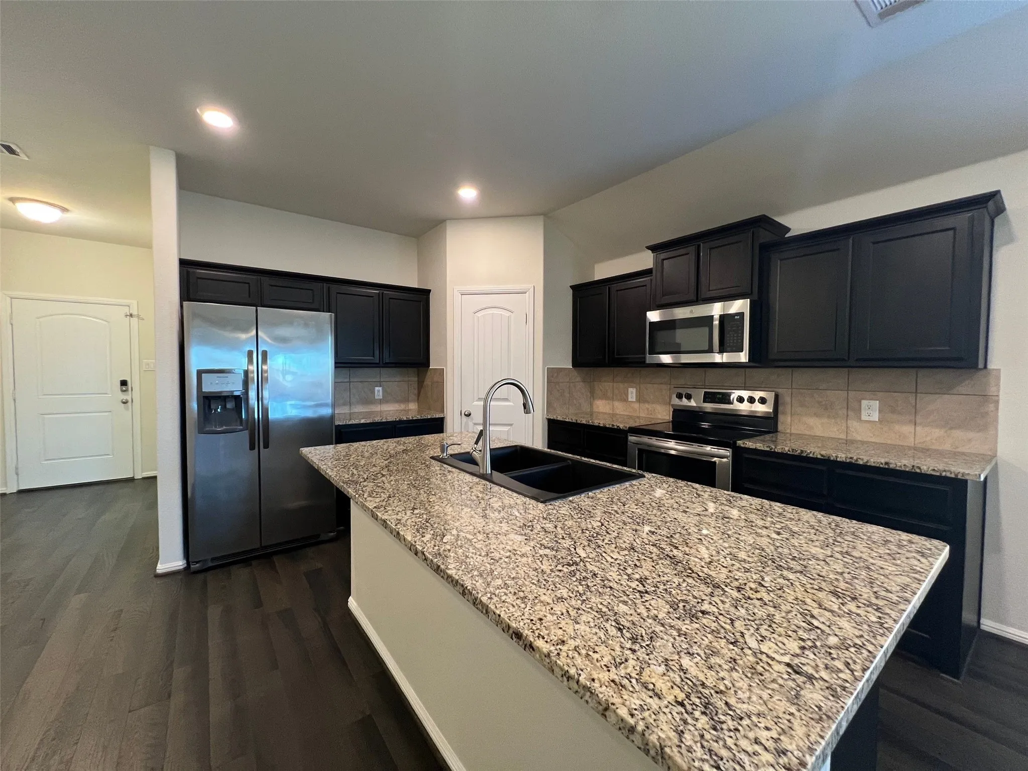 Single Family Residence For Rent in Tarrant County , 609 Buzzard Lake Trail, Fort Worth, Texas 76120, 3 Bedroom, 2 Bathroom, 2 Garage spaces, 1,710 Sqft, built in 2018, mls#21404512, Real Estate Agent in Fort Worth, Homes For Rent in Tarrant county, Homes For Rent in Fort Worth, Realtor in Fort Worth Texas, Real Estate Brokerage Independent Realty Texas, Luminita Cordes Realtor
