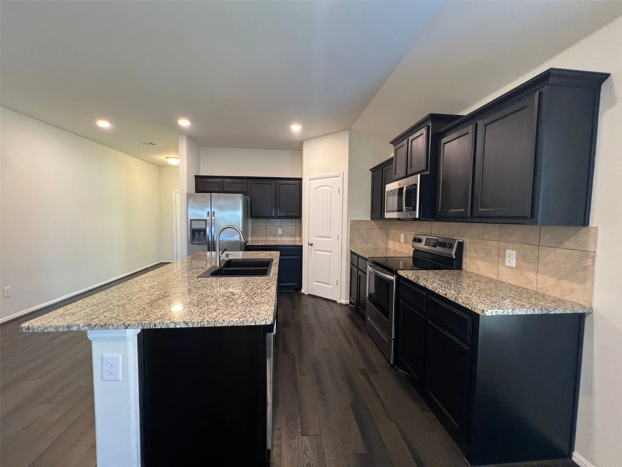 Single Family Residence For Rent in Tarrant County , 609 Buzzard Lake Trail, Fort Worth, Texas 76120, 3 Bedroom, 2 Bathroom, 2 Garage spaces, 1,710 Sqft, built in 2018, mls#21404512, Real Estate Agent in Fort Worth, Homes For Rent in Tarrant county, Homes For Rent in Fort Worth, Realtor in Fort Worth Texas, Real Estate Brokerage Independent Realty Texas, Luminita Cordes Realtor